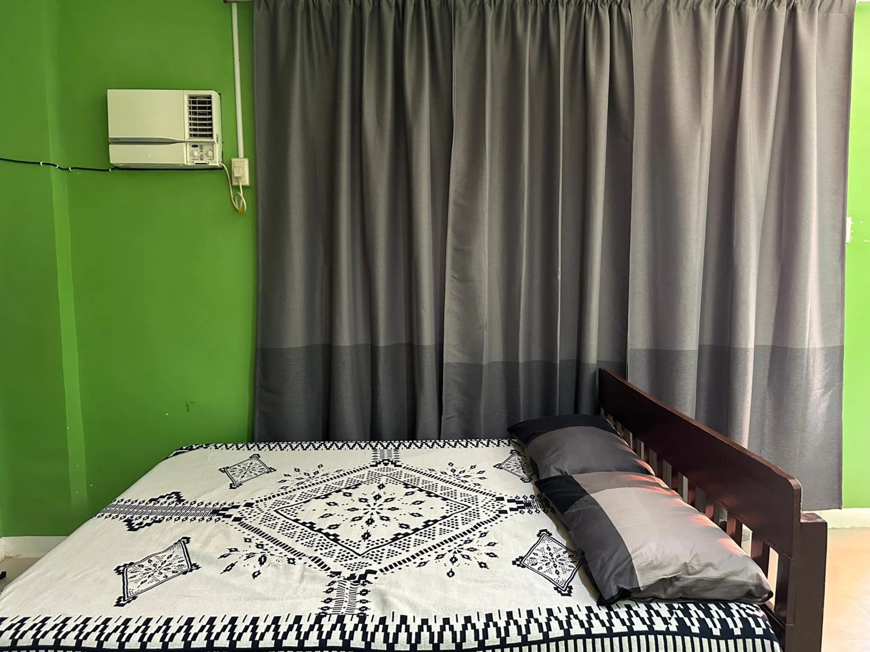 Bed in Rozay Travellers Inn