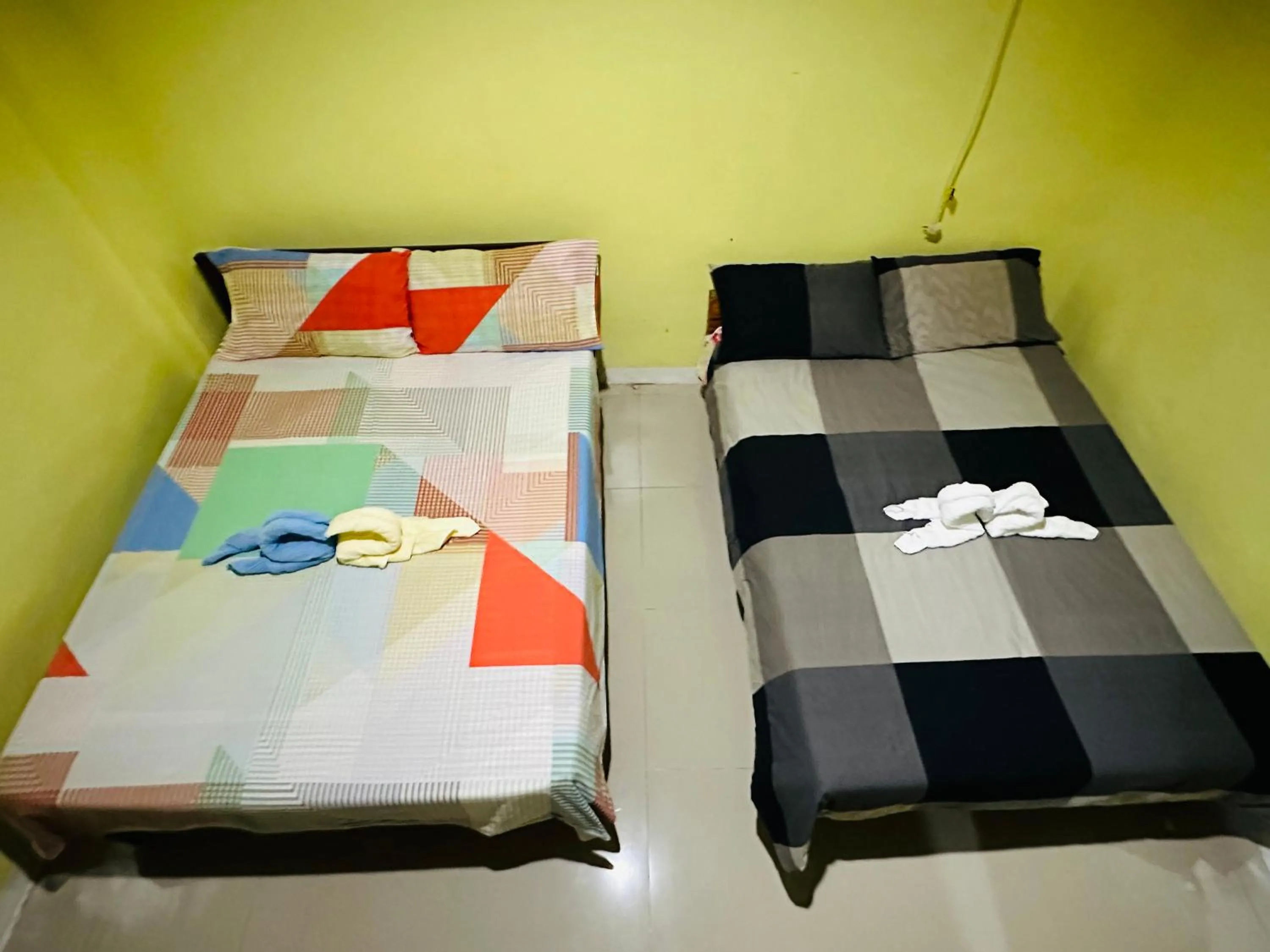 Bed in Rozay Travellers Inn