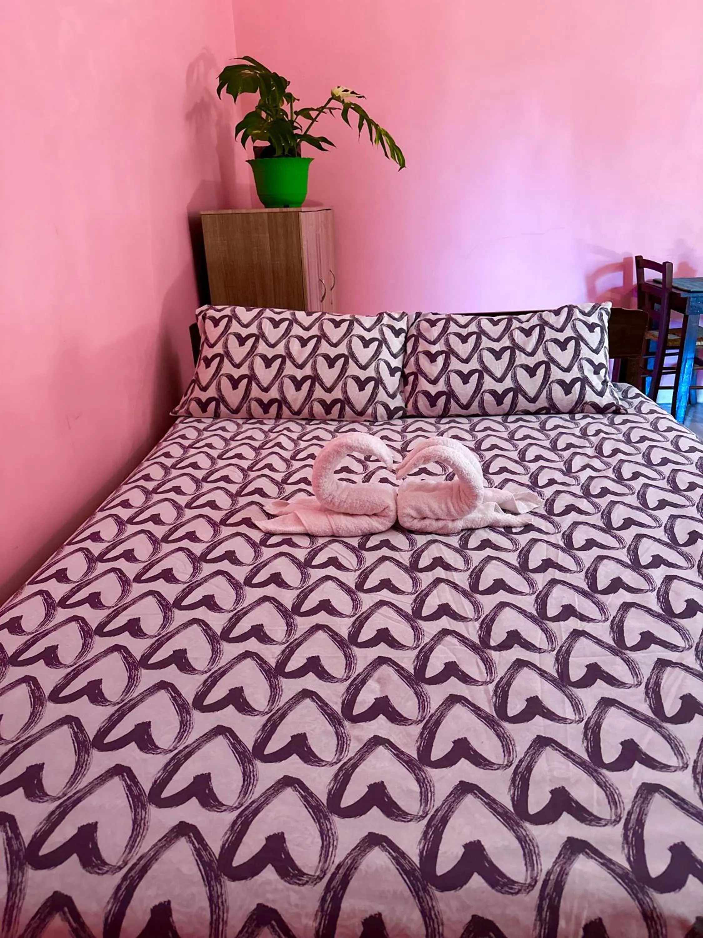 Bed in Rozay Travellers Inn