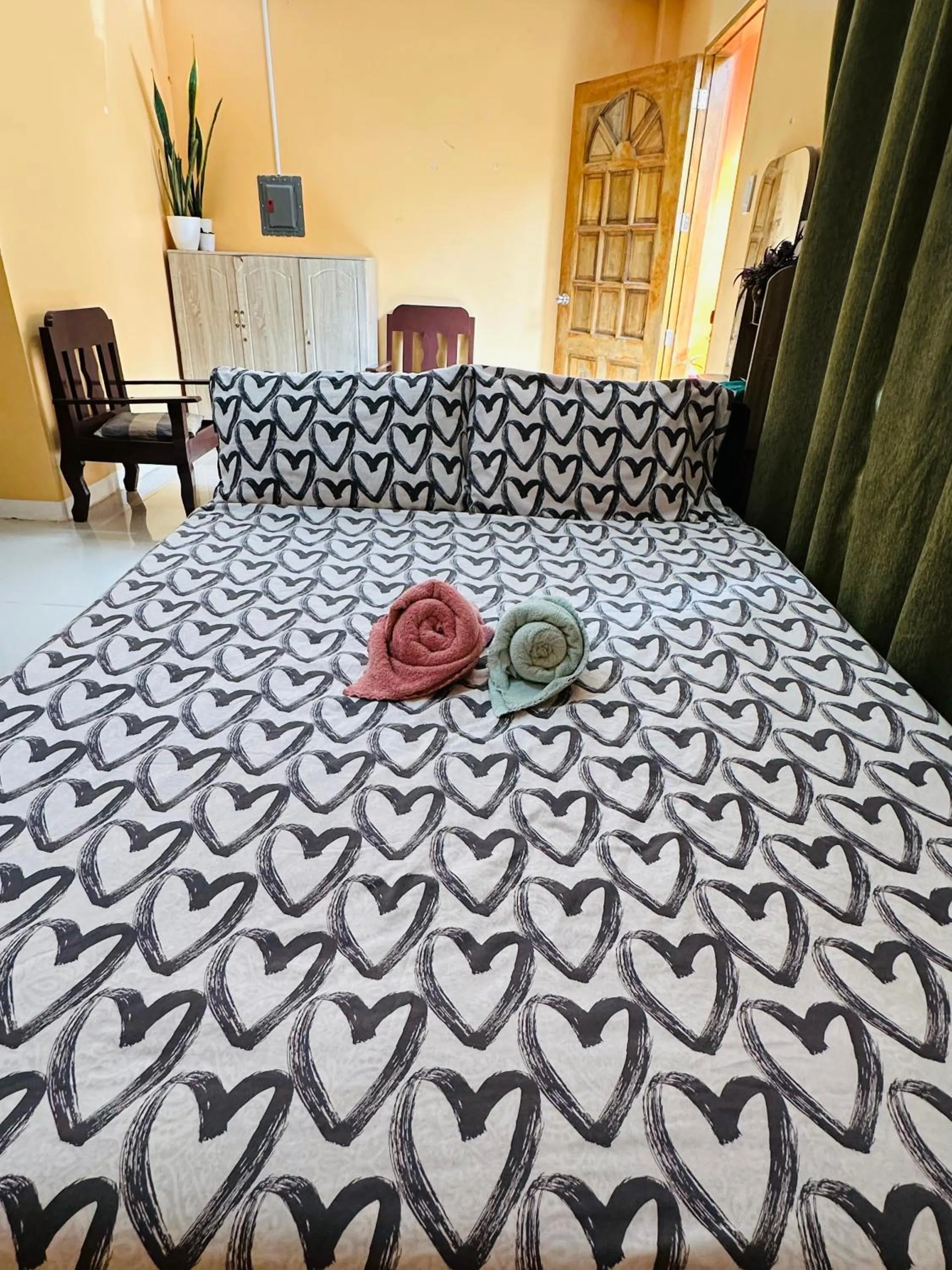 Bed in Rozay Travellers Inn