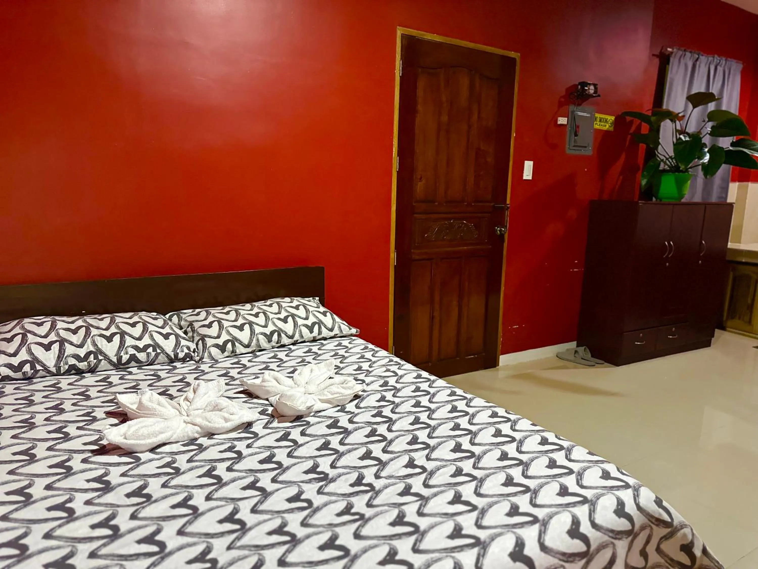 Bed in Rozay Travellers Inn