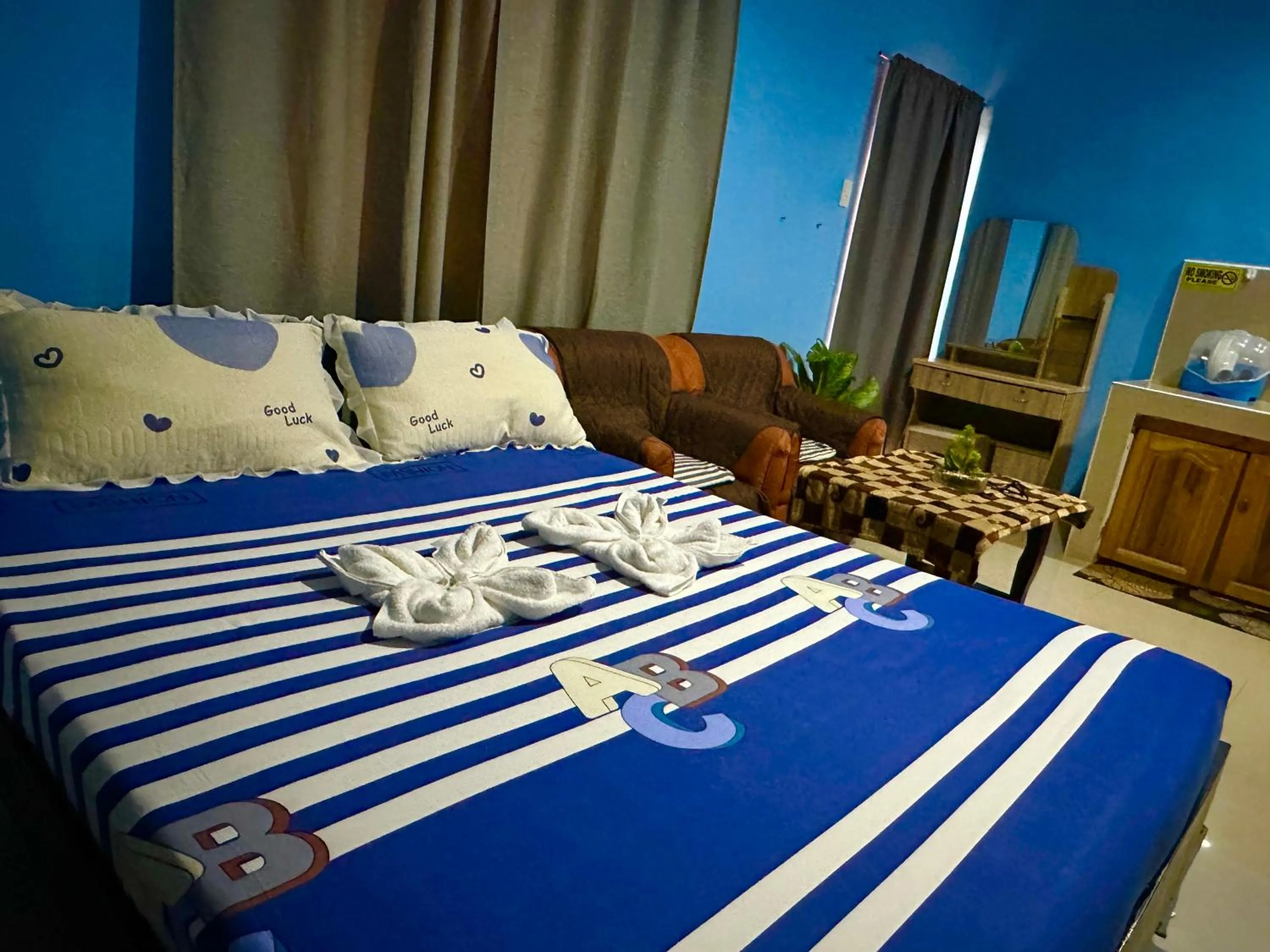 Bed in Rozay Travellers Inn