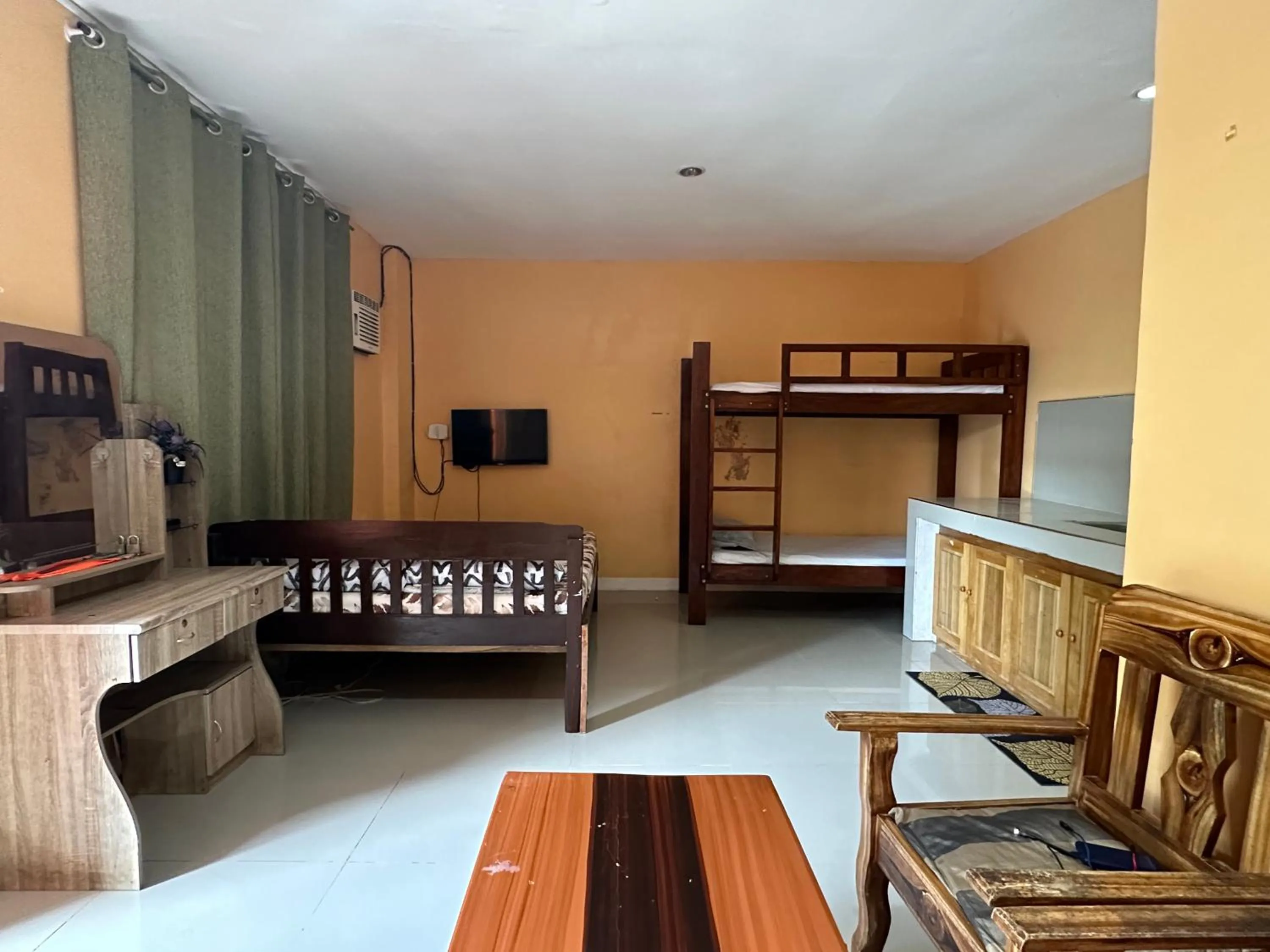 Bed in Rozay Travellers Inn