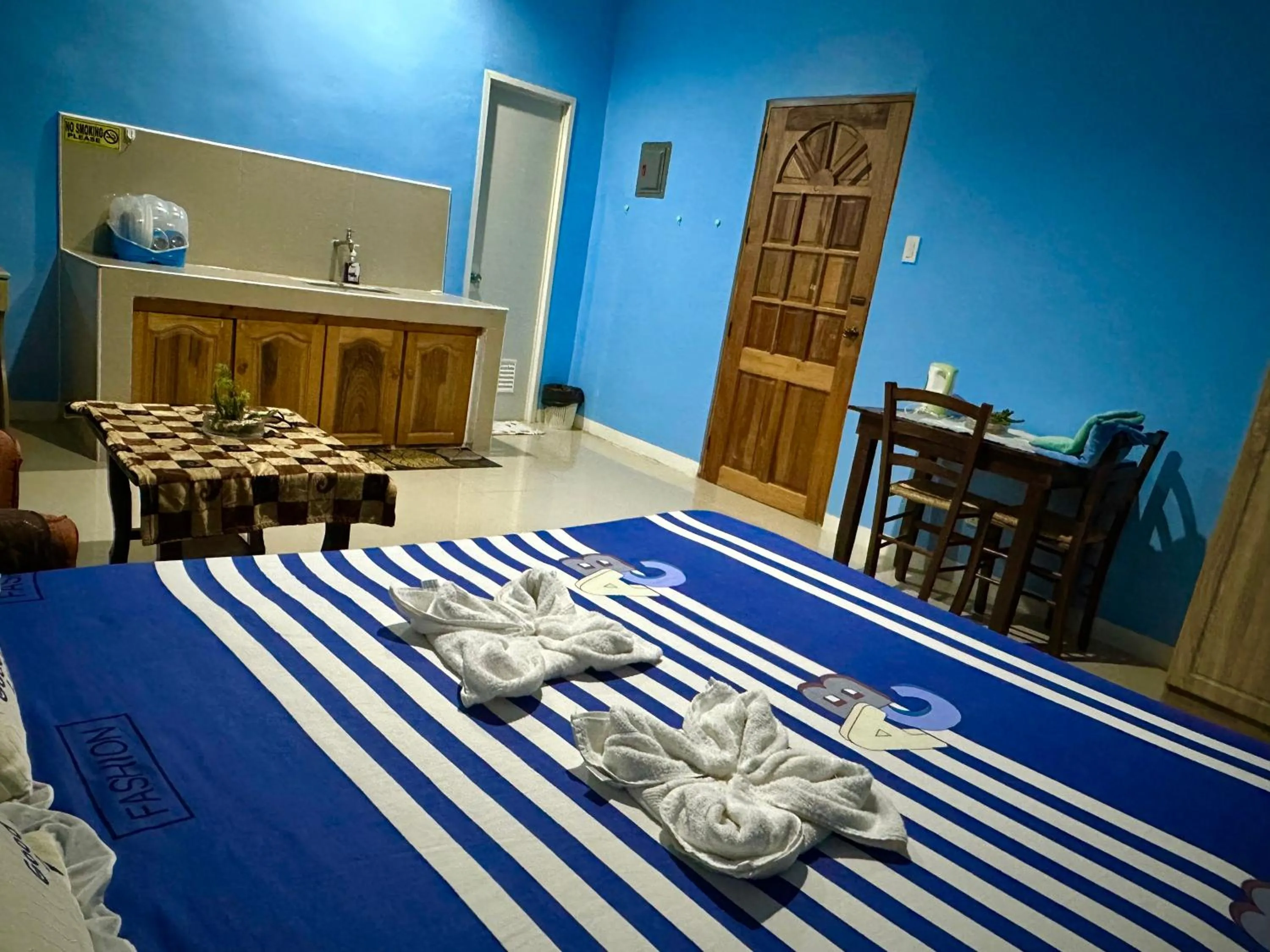 Bed in Rozay Travellers Inn