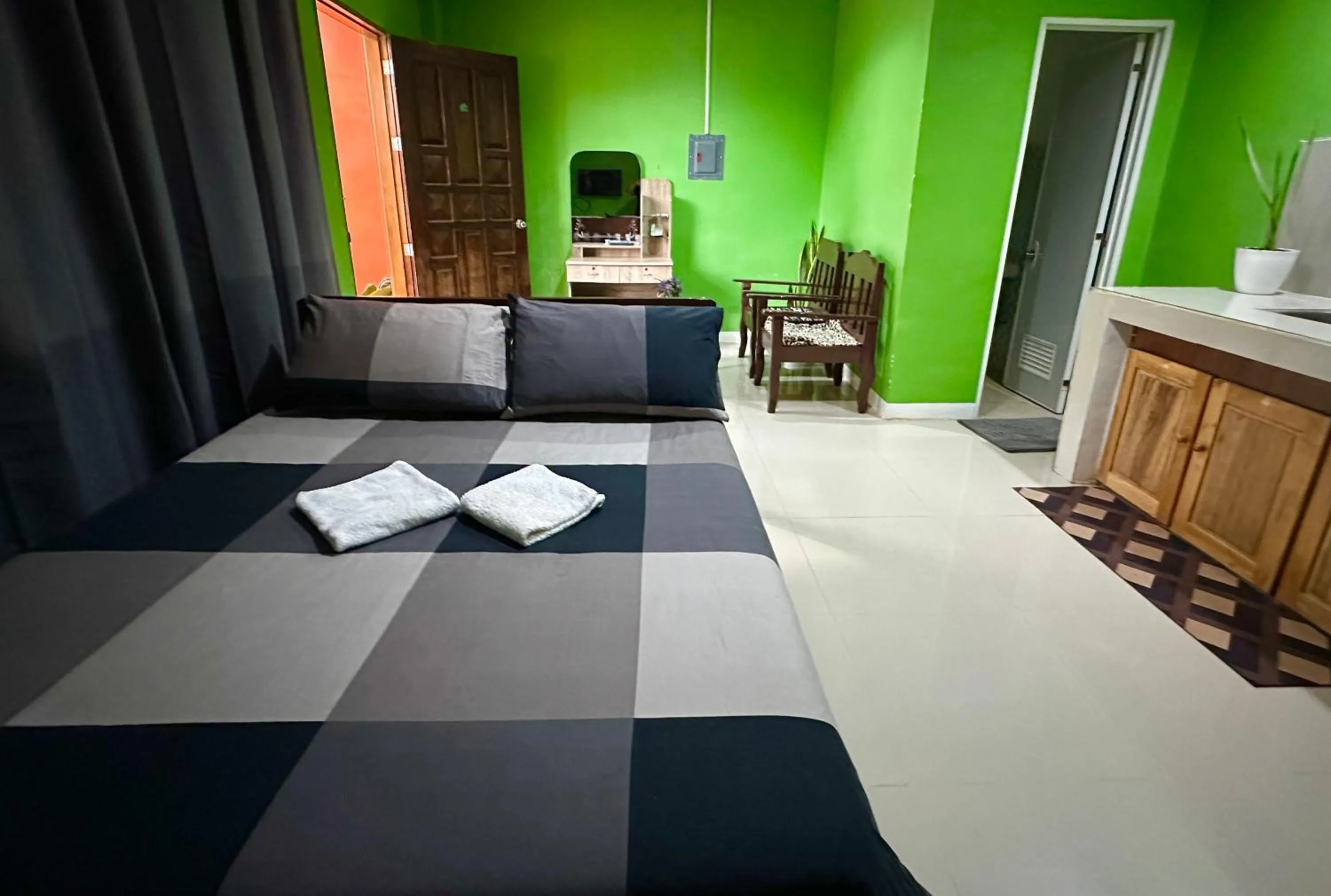 Bed in Rozay Travellers Inn