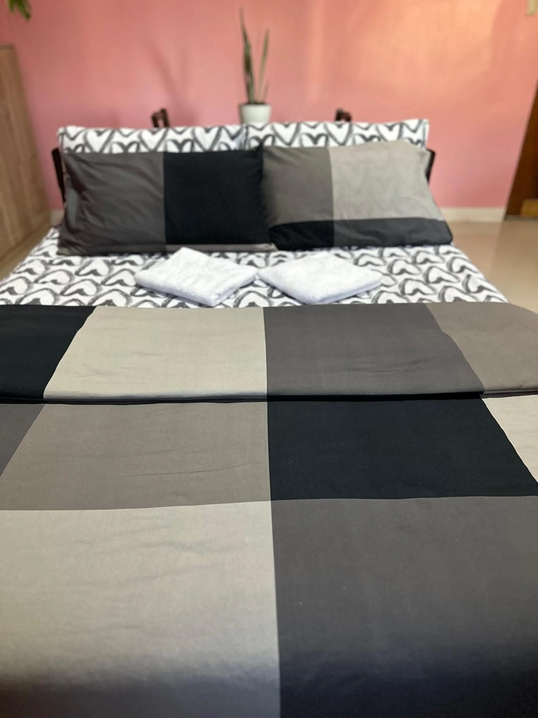 Bed in Rozay Travellers Inn