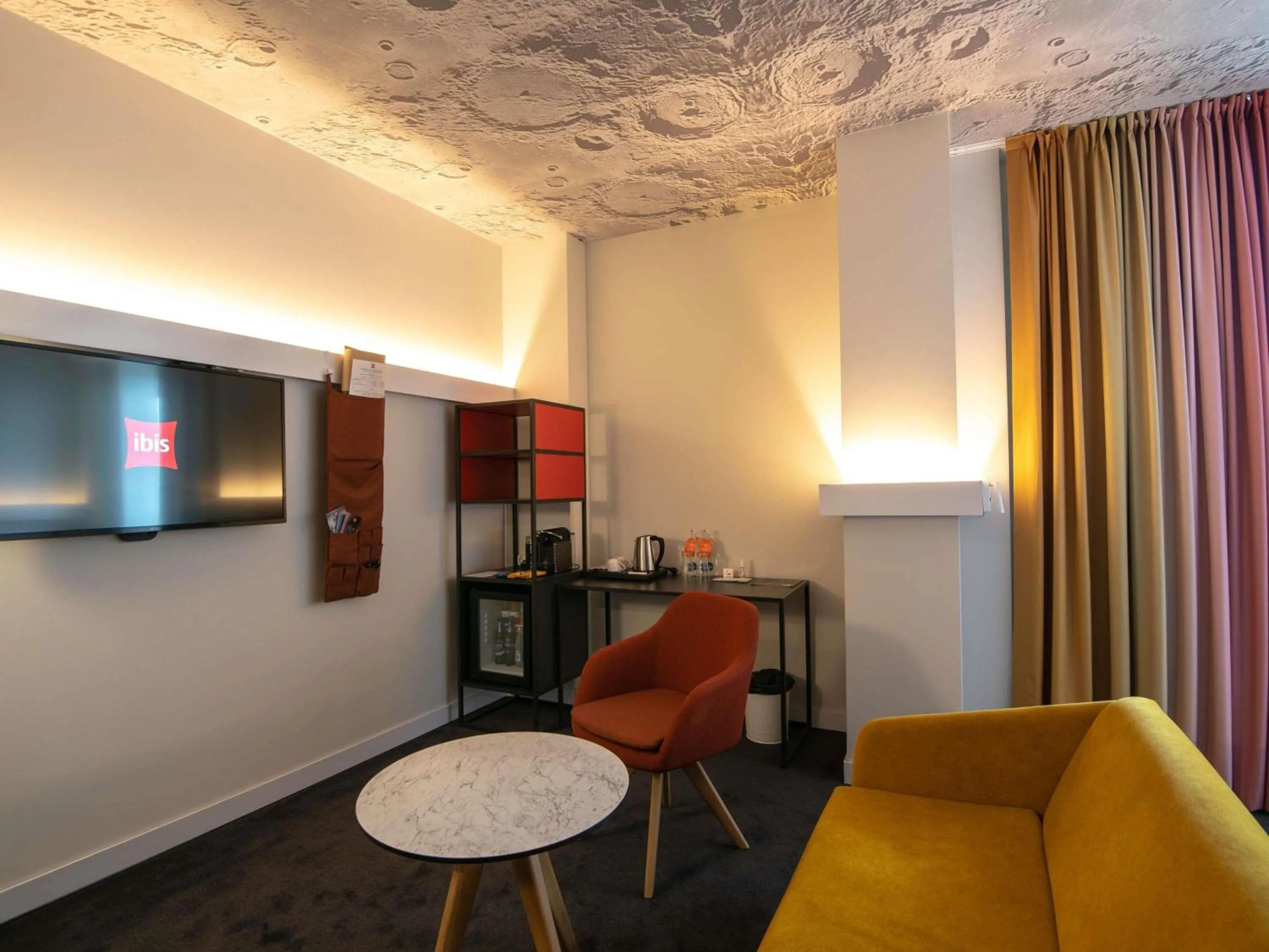 Bedroom in ibis Baku City