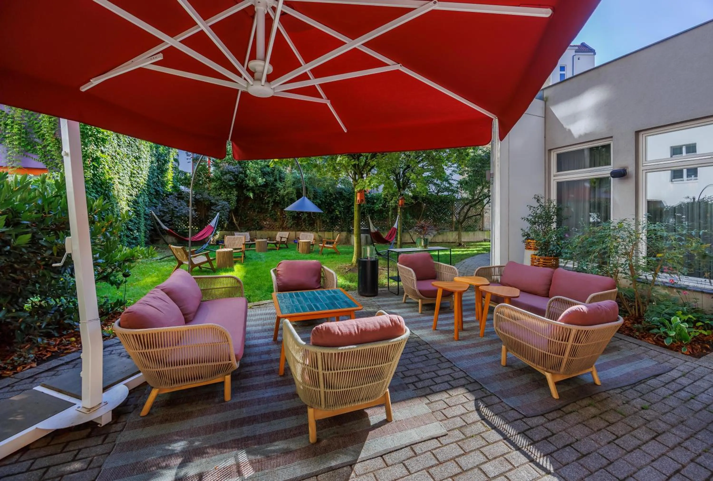 Lounge or bar in Radisson RED Berlin Kudamm