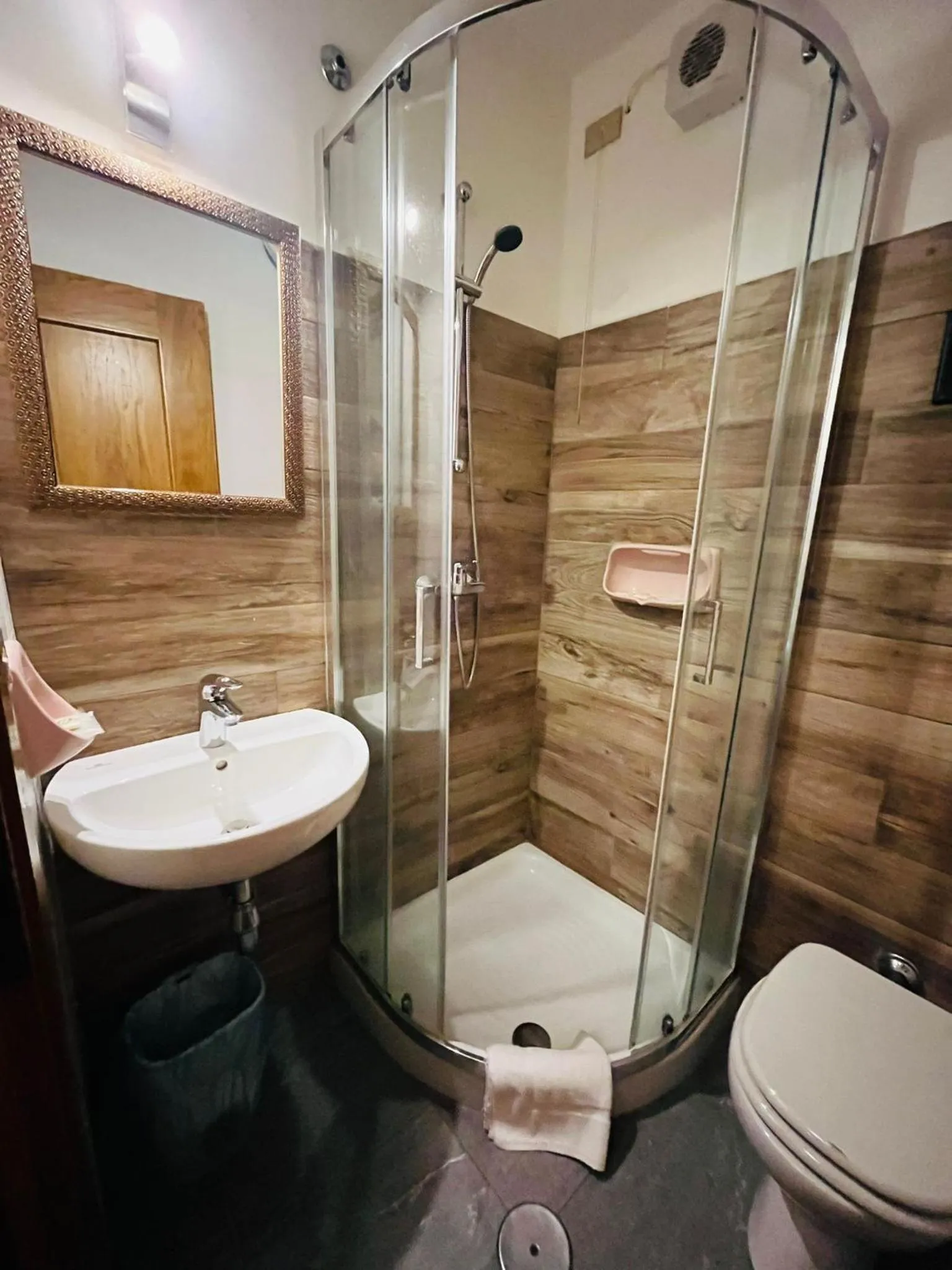 Shower in San Luigi - Rooms & Apartments