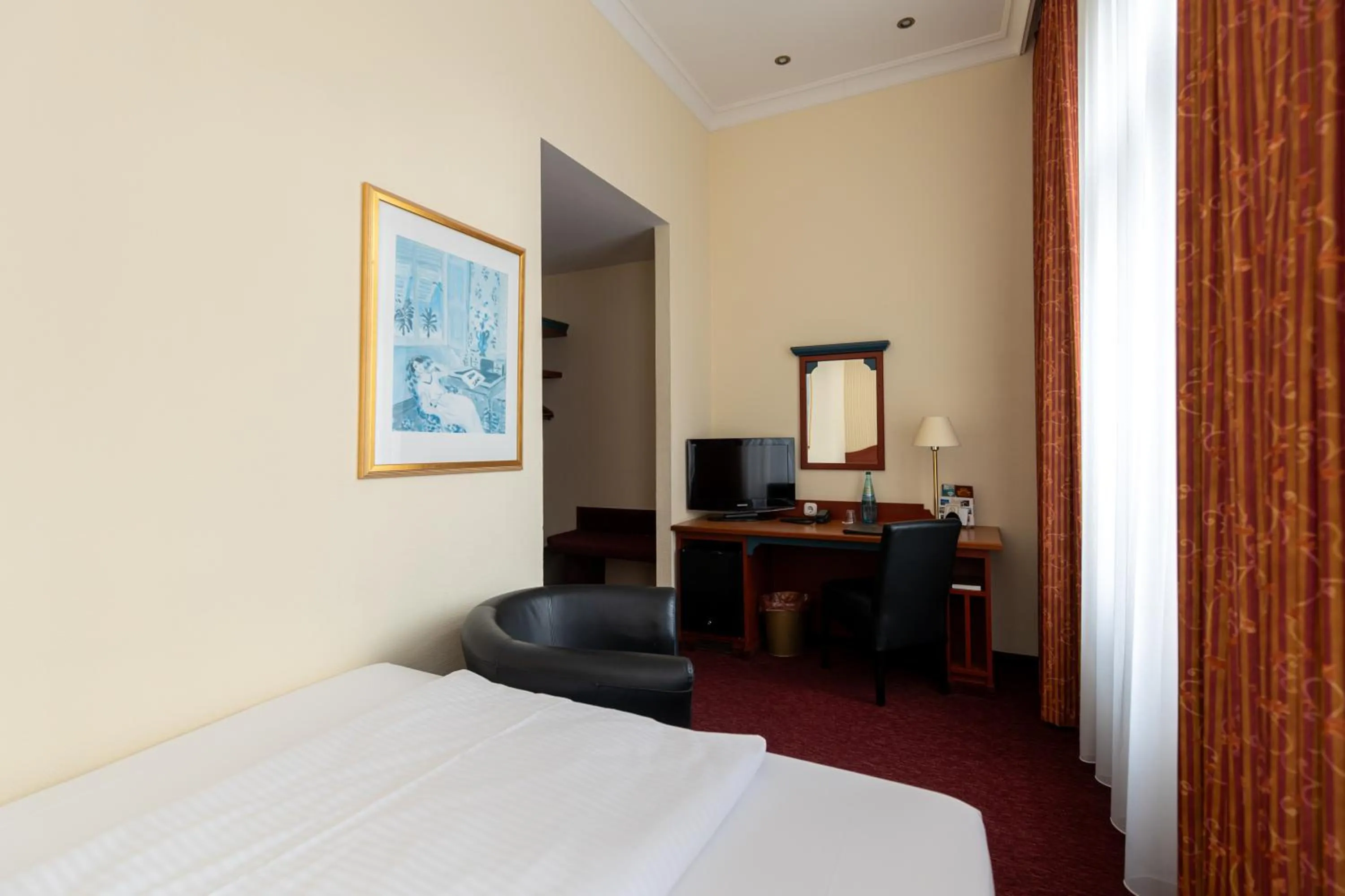 Photo of the whole room, Bed in Akzent Hotel Am Goldenen Strauss