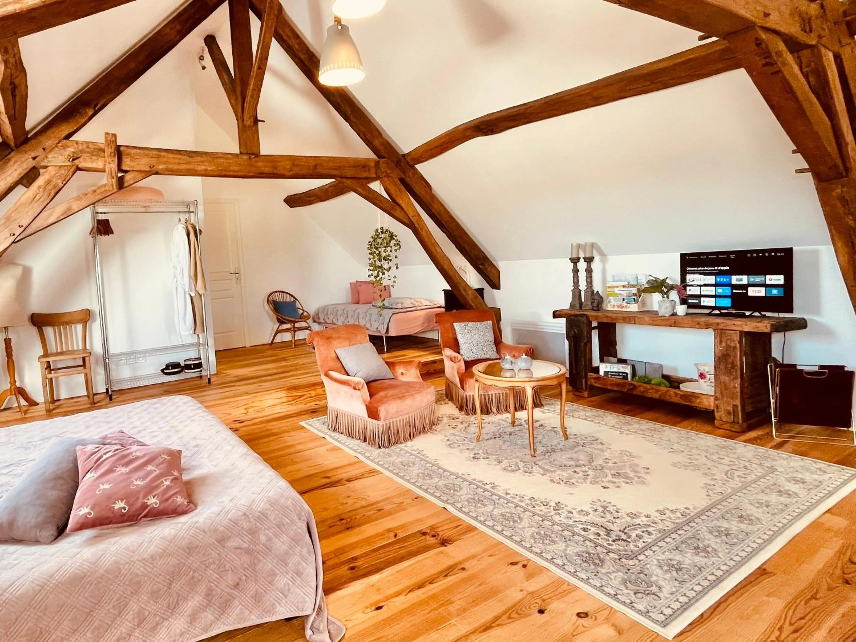 Seating area, Bed in chambres d'hôtes Domaine les Grands Pérons
