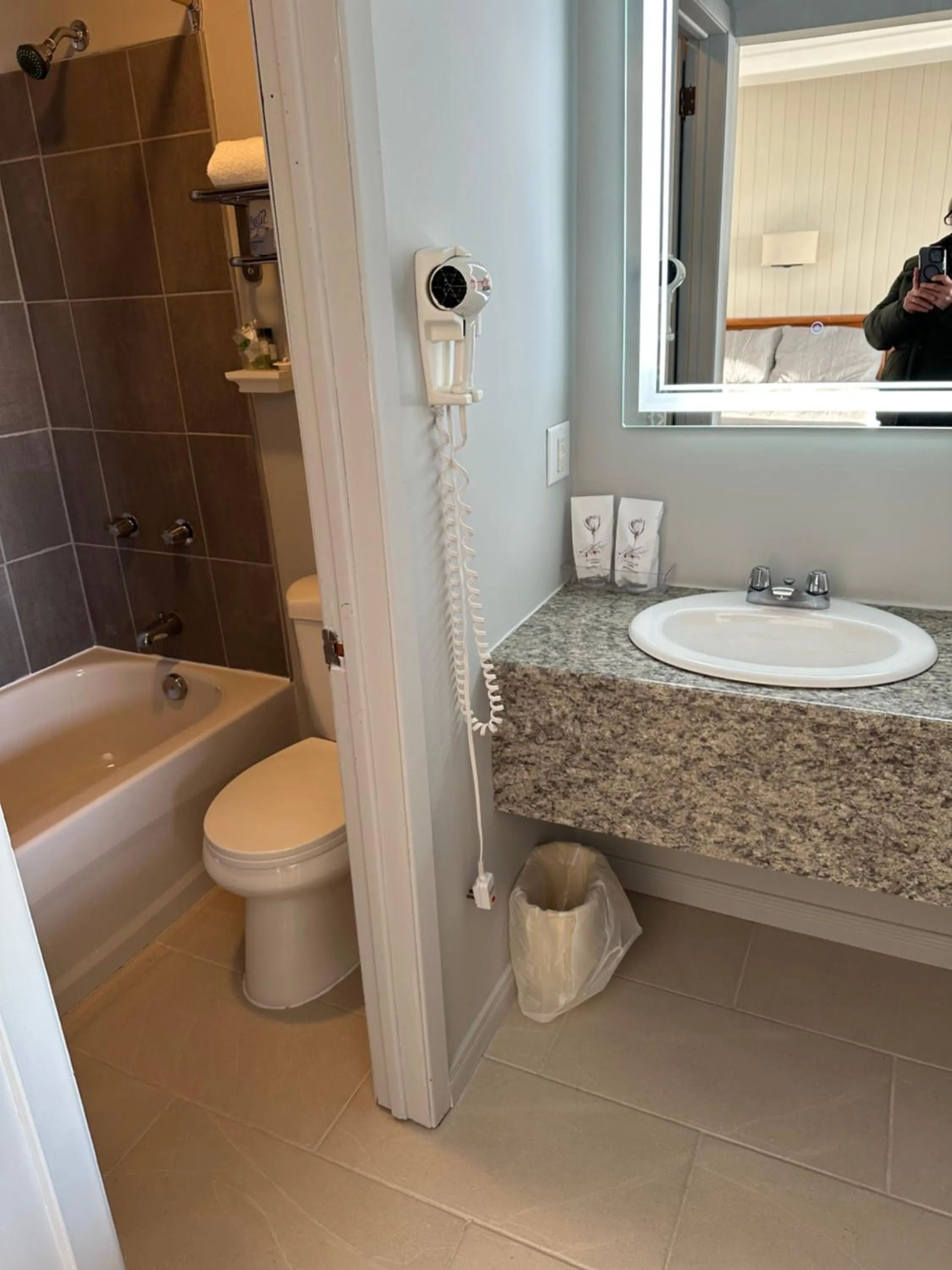 Shower in Motel Carleton Sur Mer