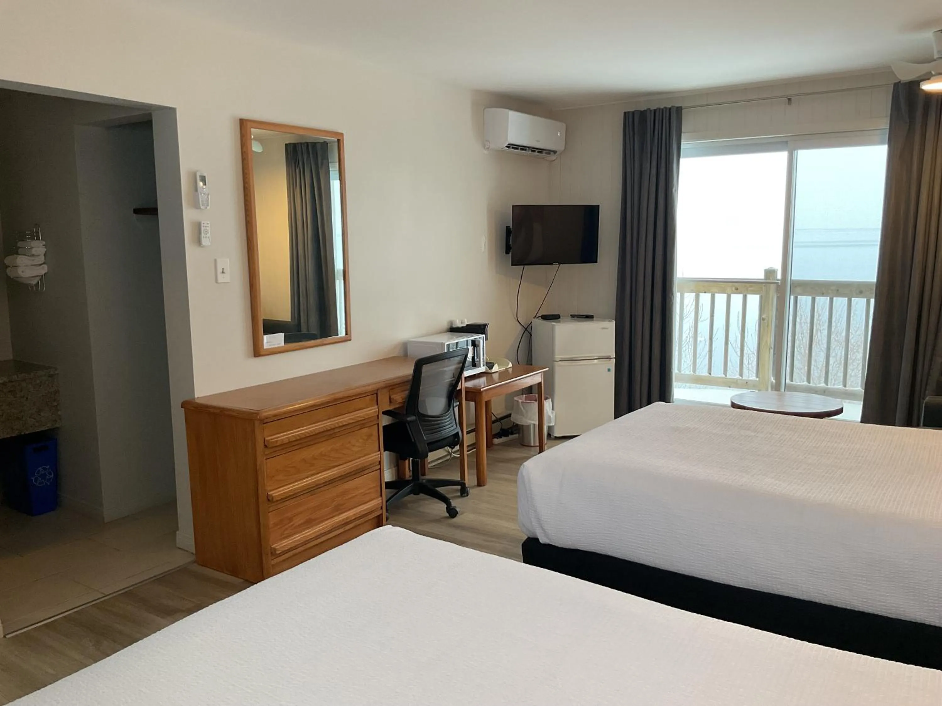 Bed in Motel Carleton Sur Mer