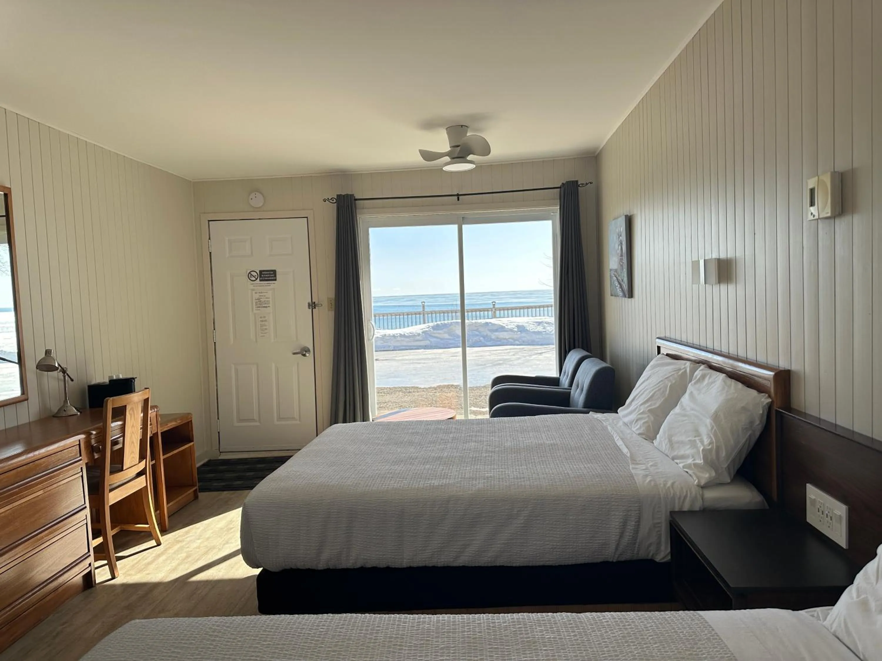 Bed in Motel Carleton Sur Mer