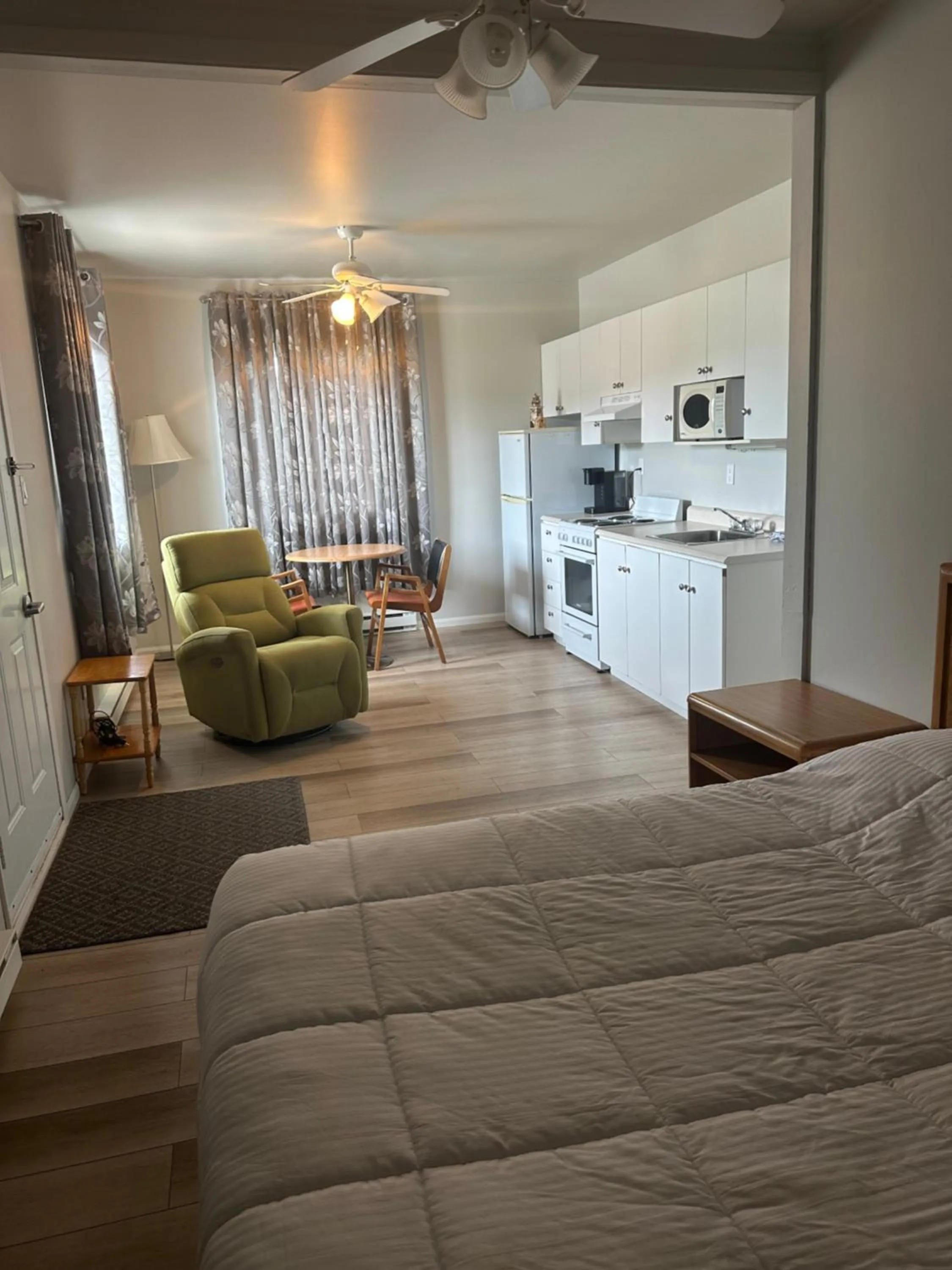 Kitchen or kitchenette in Motel Carleton Sur Mer