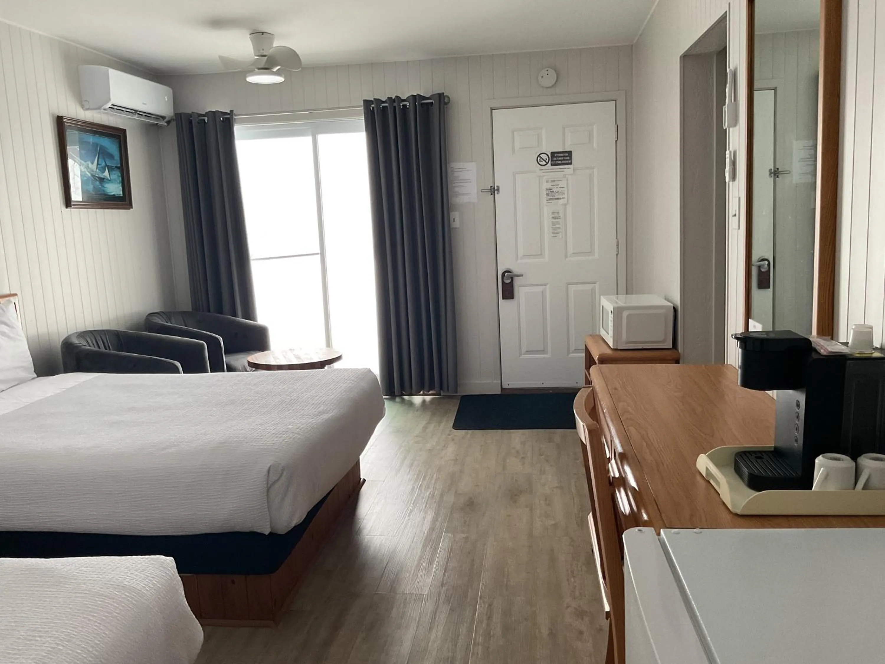 Bed in Motel Carleton Sur Mer