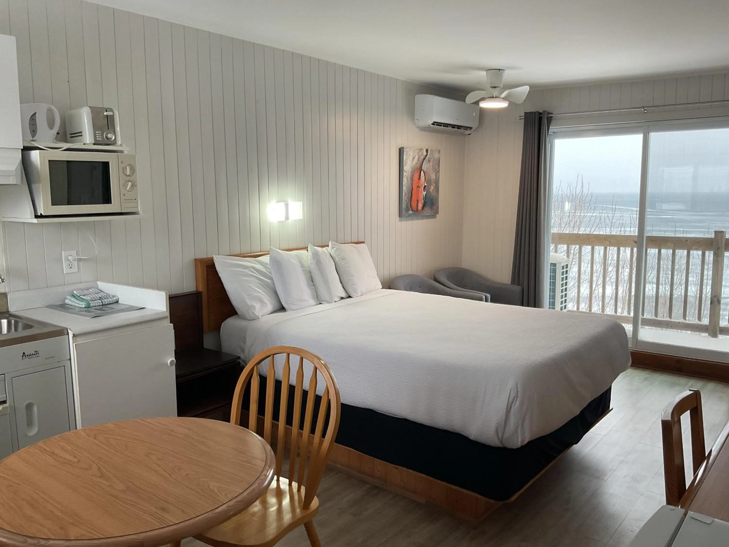 Bed in Motel Carleton Sur Mer