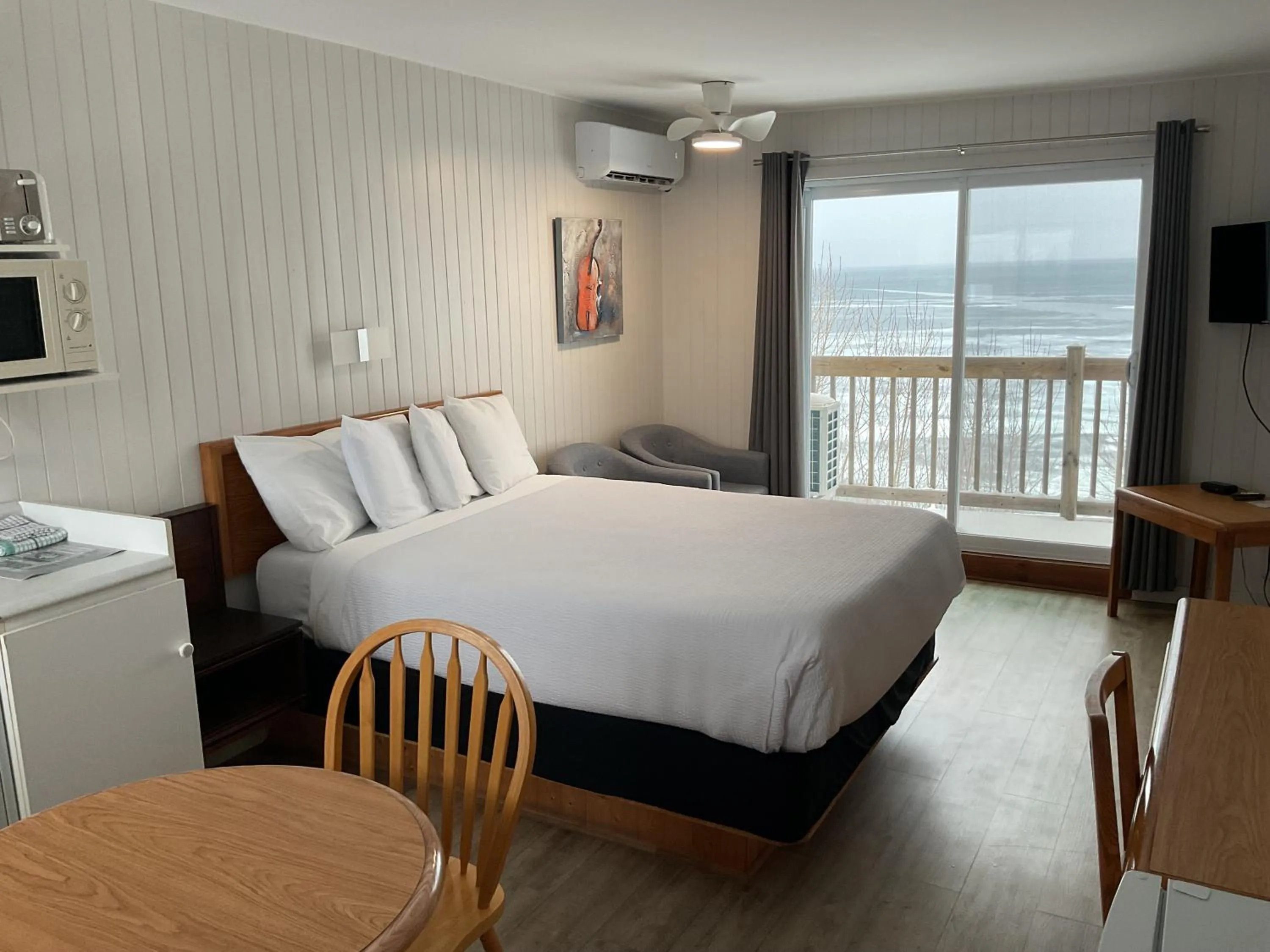 Bed in Motel Carleton Sur Mer