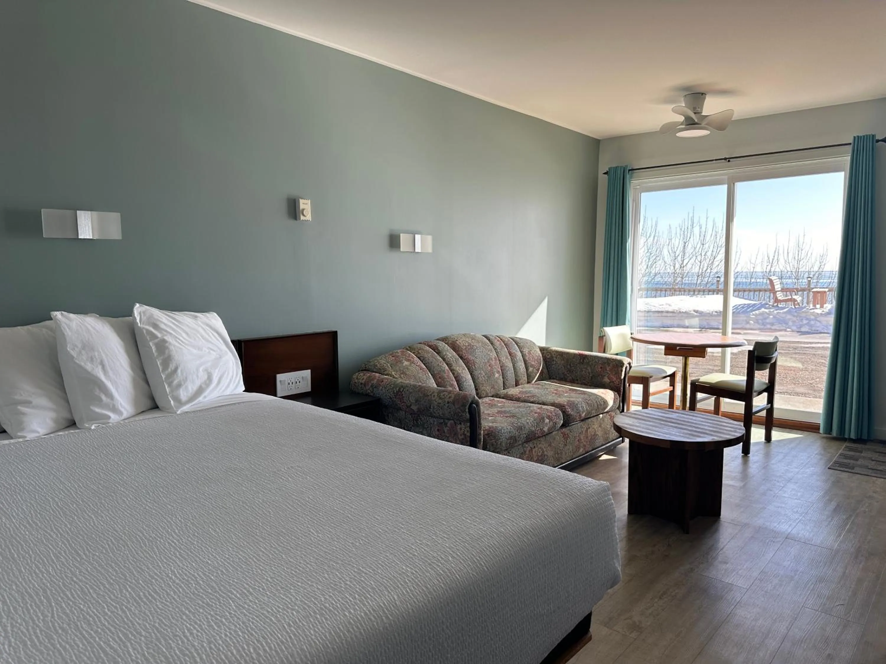 Bed in Motel Carleton Sur Mer