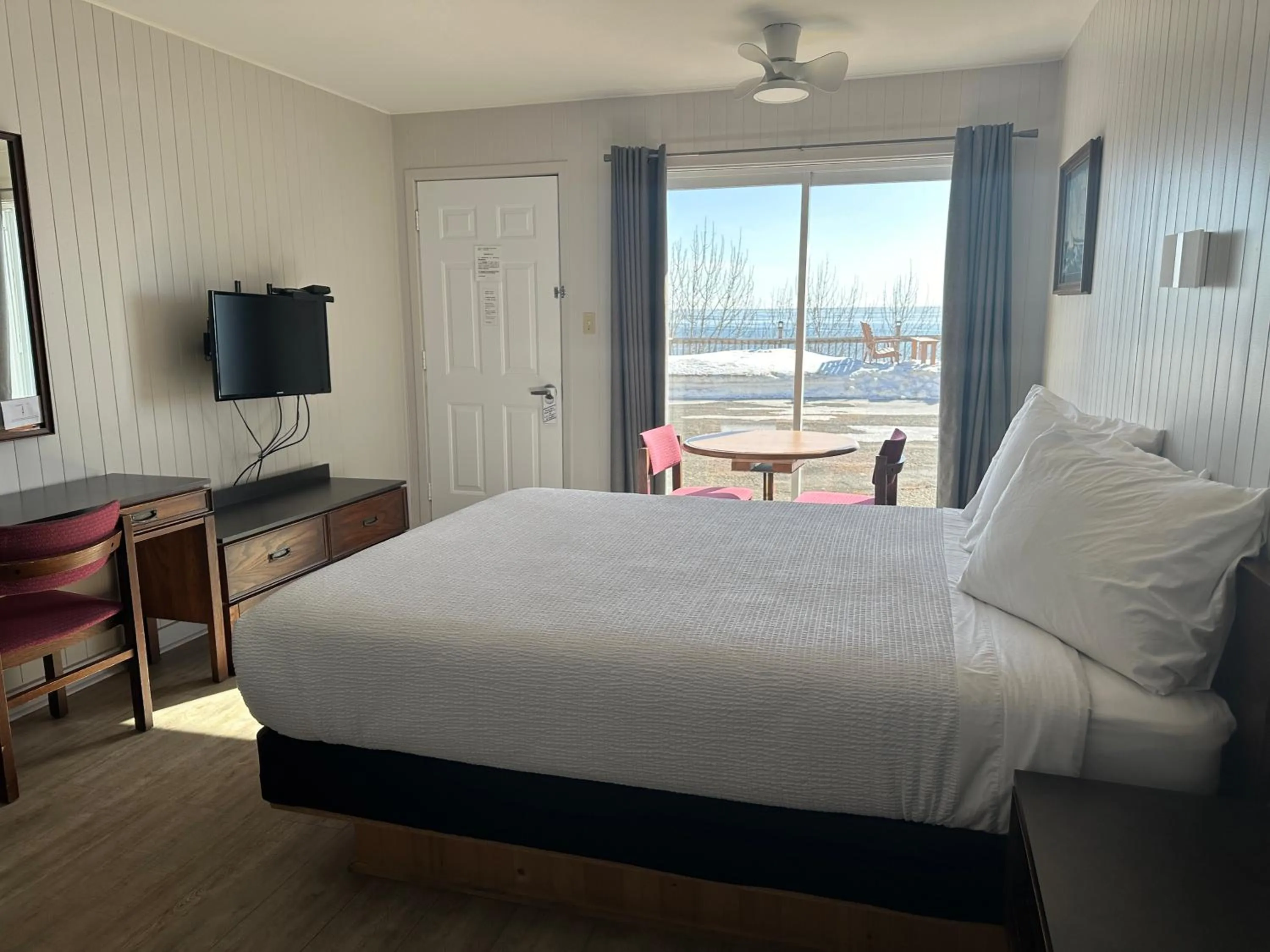 Bed in Motel Carleton Sur Mer