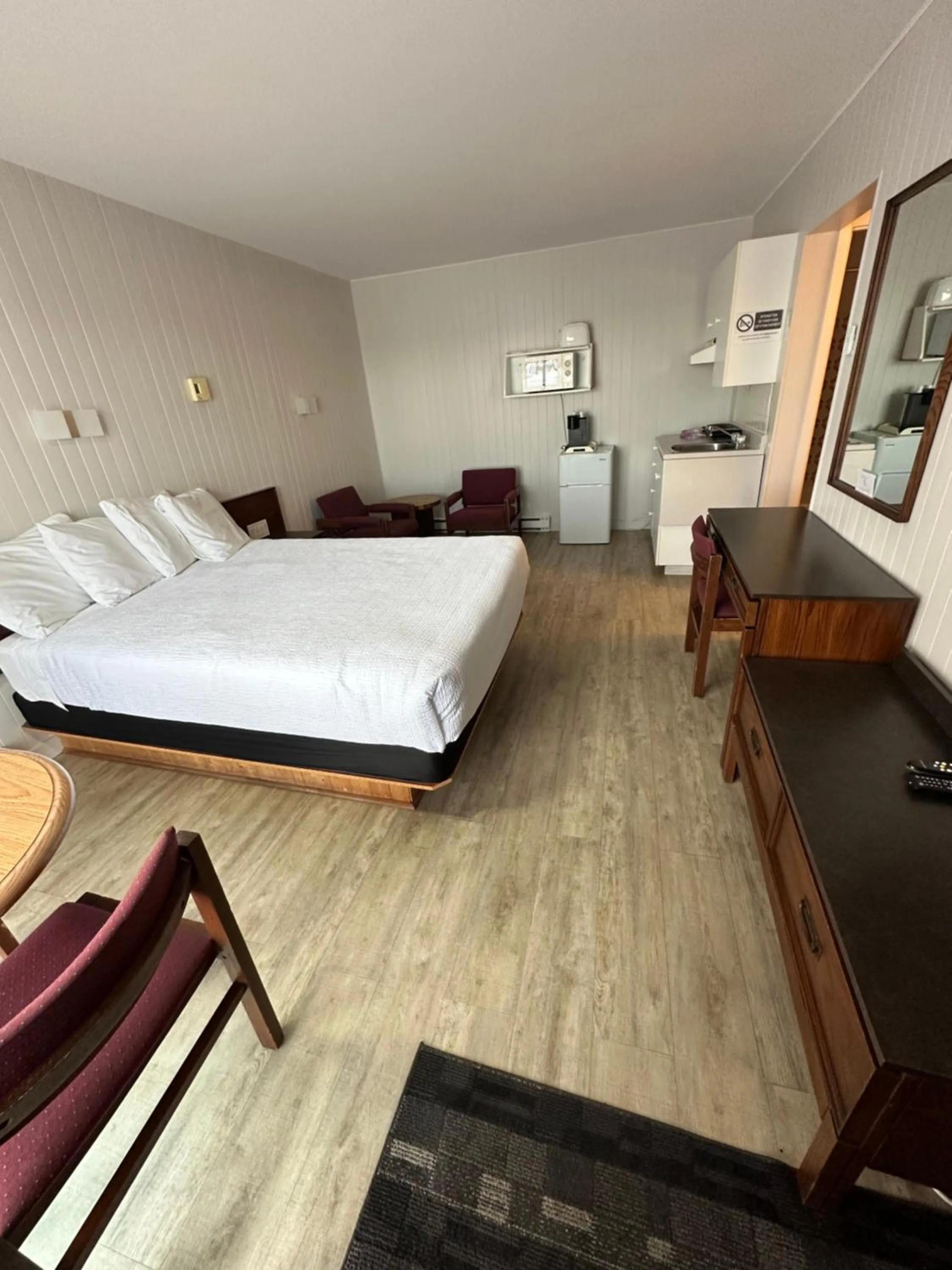 Bed in Motel Carleton Sur Mer