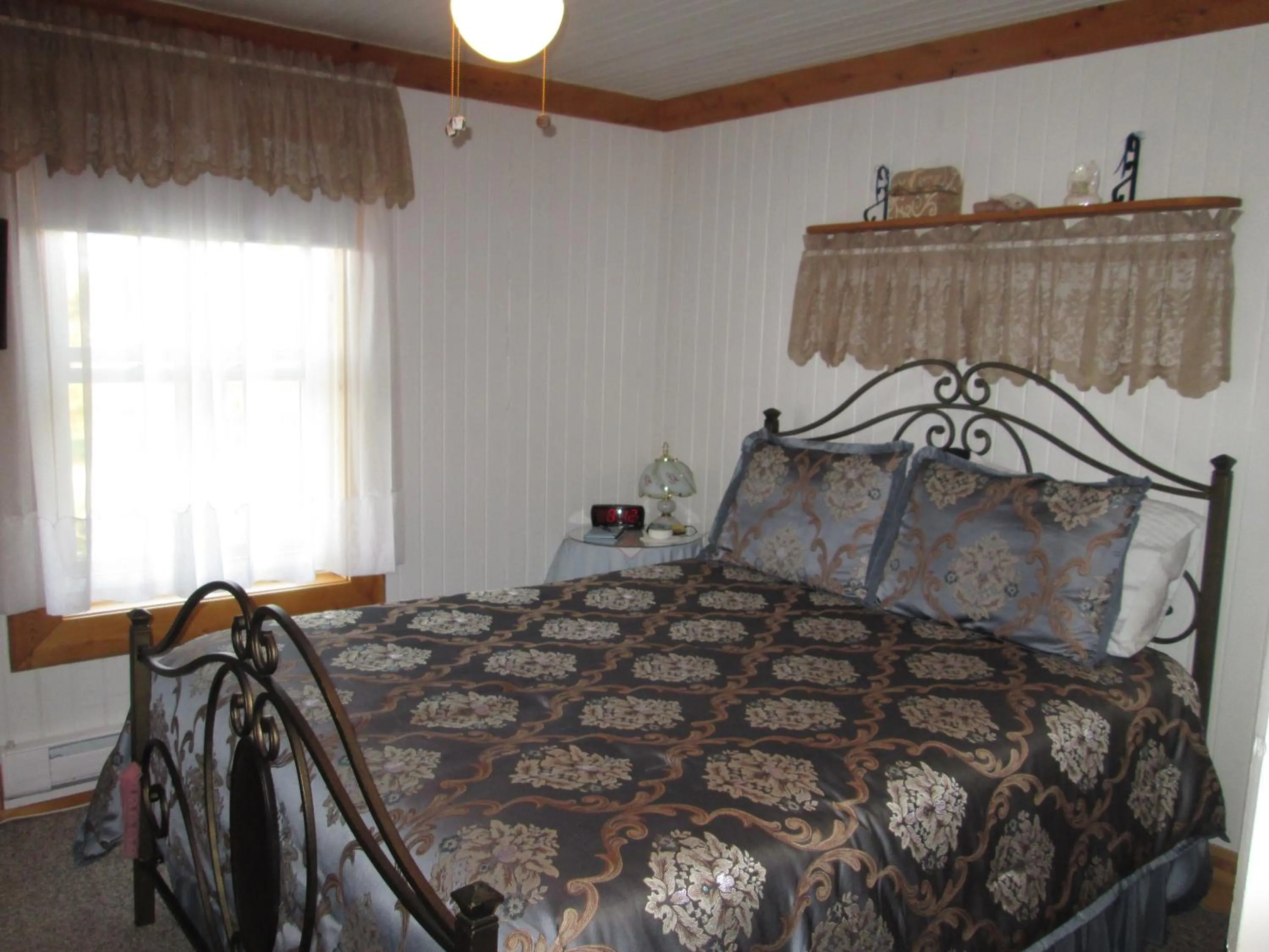 Queen Room with Private Bathroom in Gîte Les Acres Tranquilles B&B