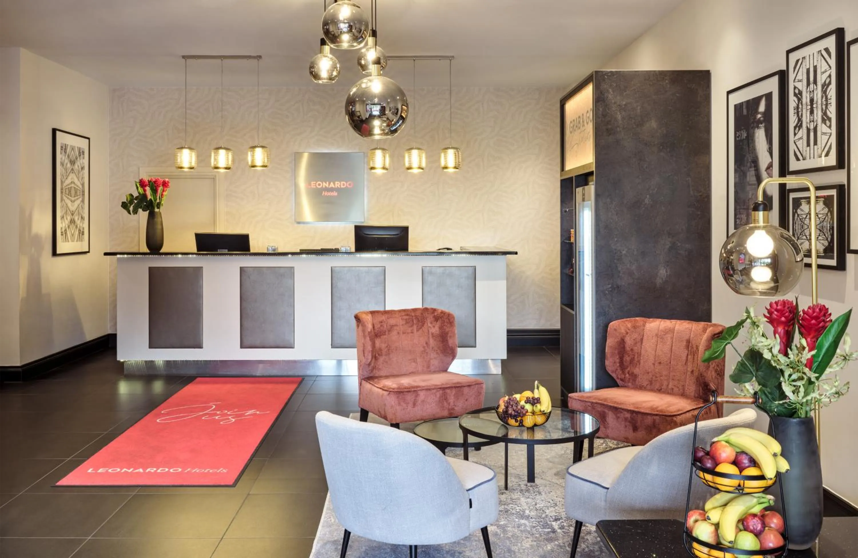 Lobby or reception in Leonardo Hotel Hamburg Elbbrücken