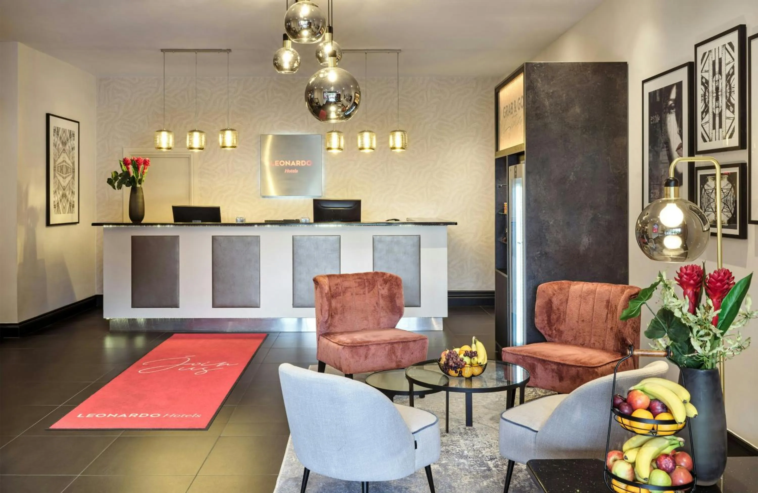 Lobby or reception in Leonardo Hotel Hamburg Elbbrücken