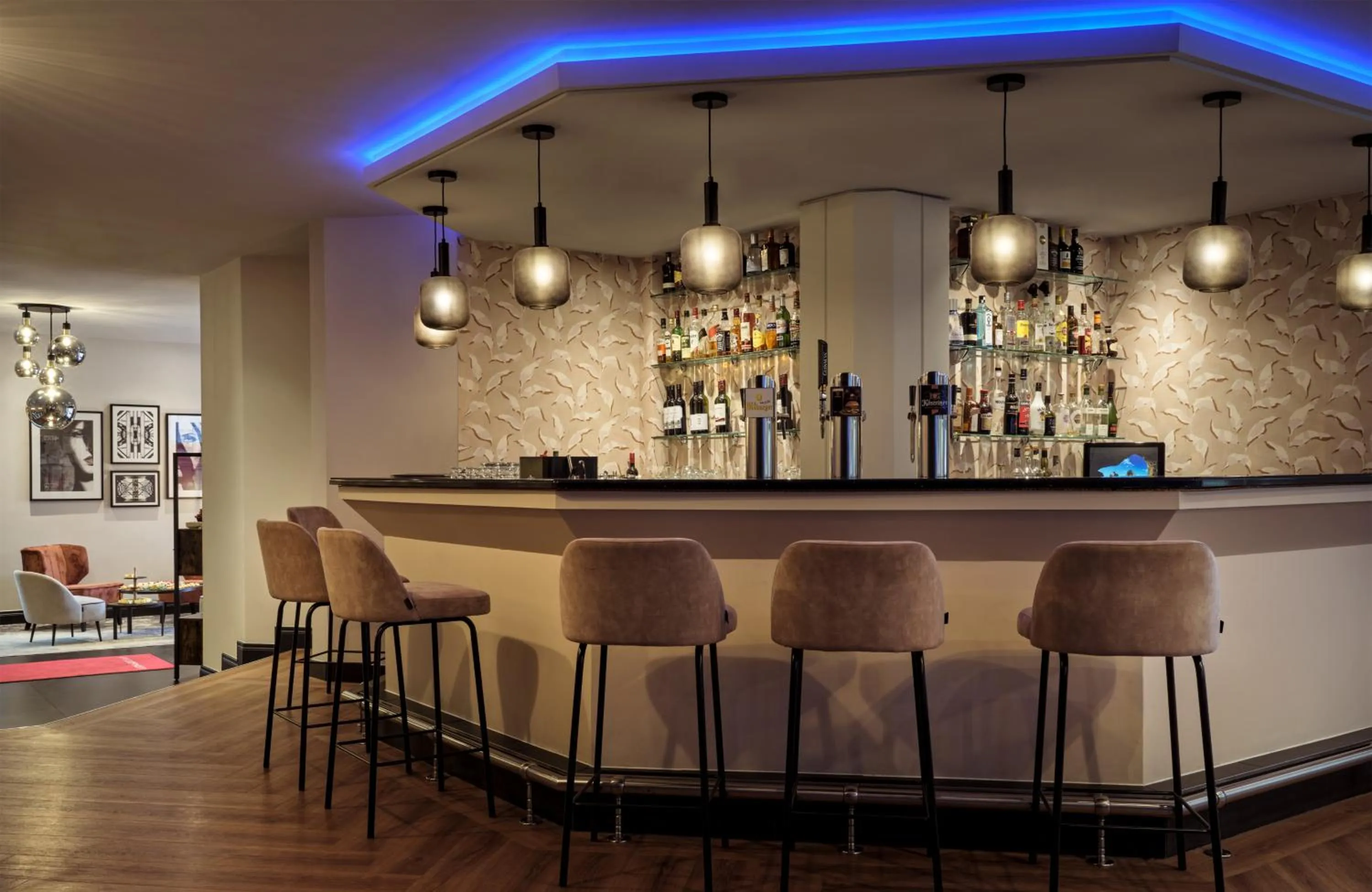 Lounge or bar in Leonardo Hotel Hamburg Elbbrücken