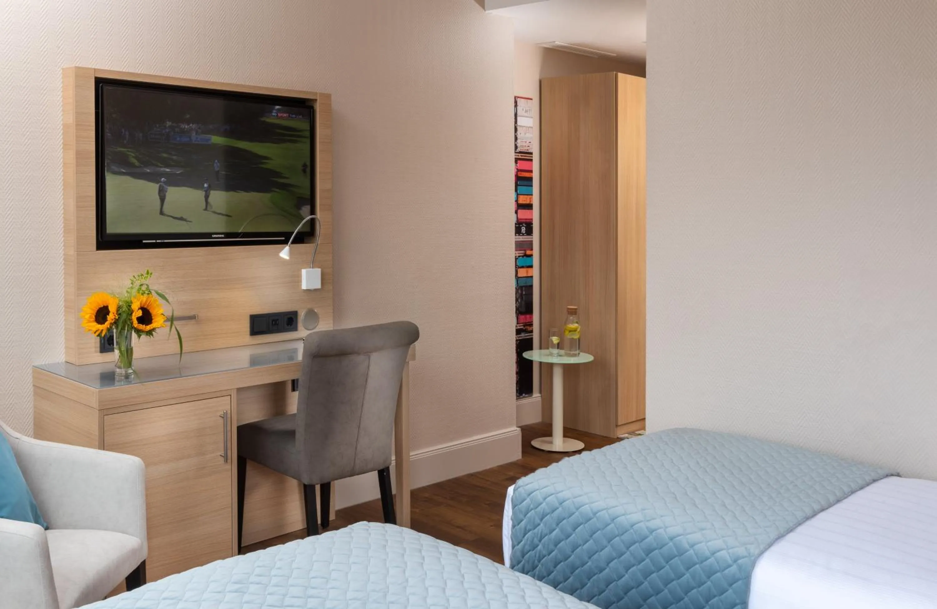 Bedroom, Bed in Leonardo Hotel Hamburg Elbbrücken