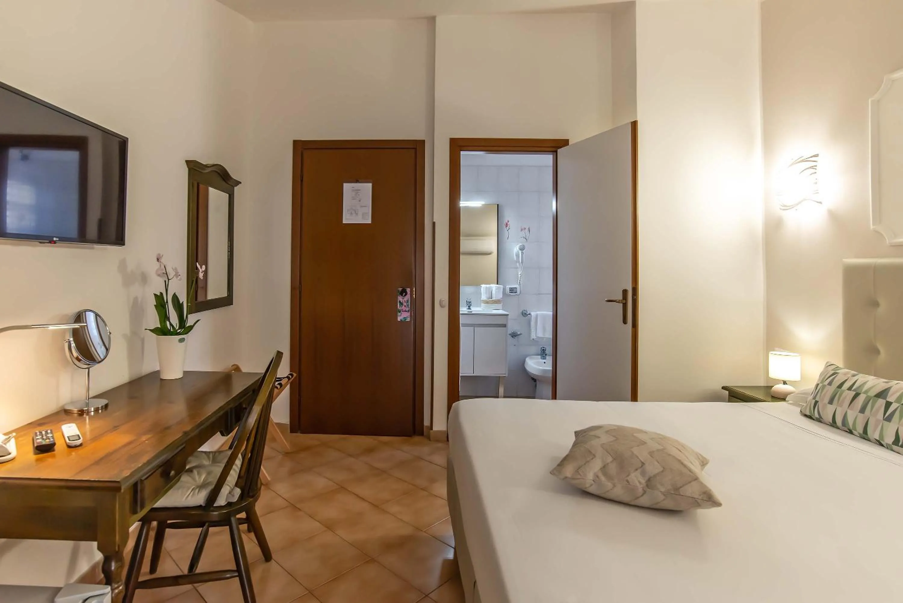 Photo of the whole room, Bed in Plaza Rooms Ciampino