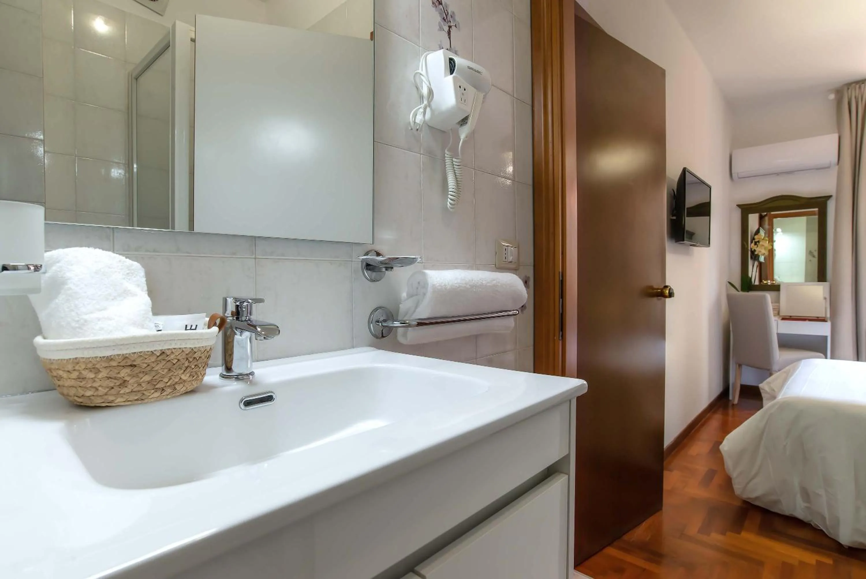 Bathroom, Bed in Plaza Rooms Ciampino