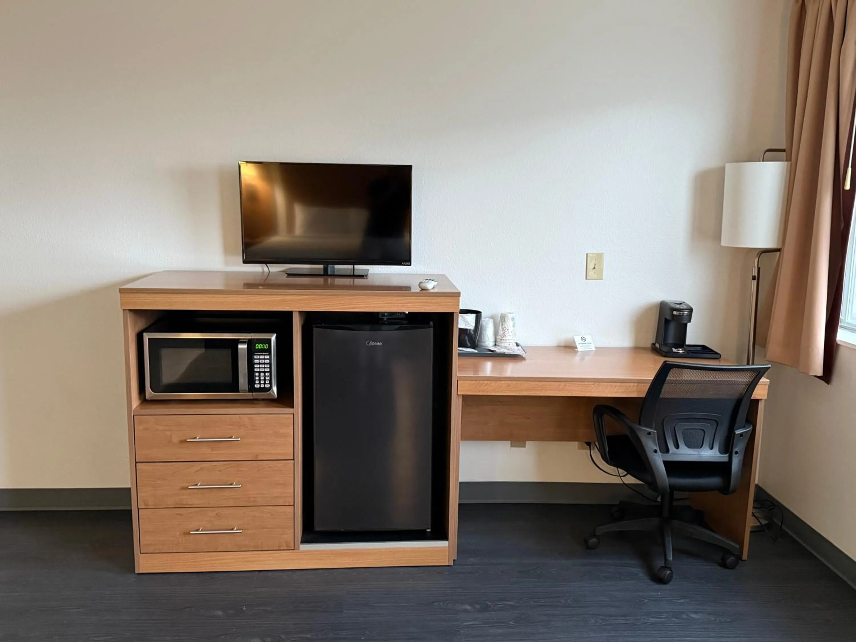TV and multimedia in Travelodge by Wyndham Lamoni
