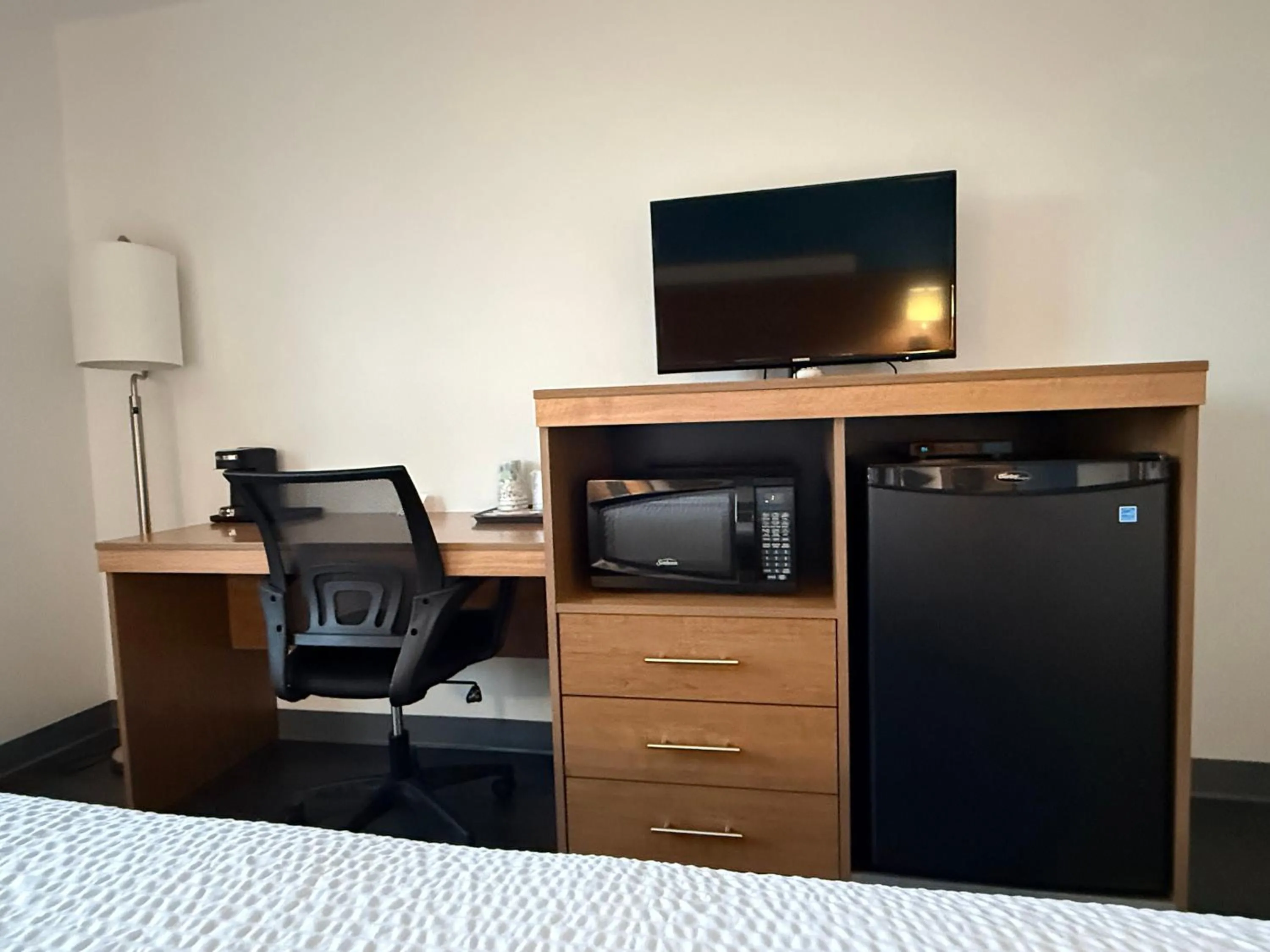 TV and multimedia in Travelodge by Wyndham Lamoni