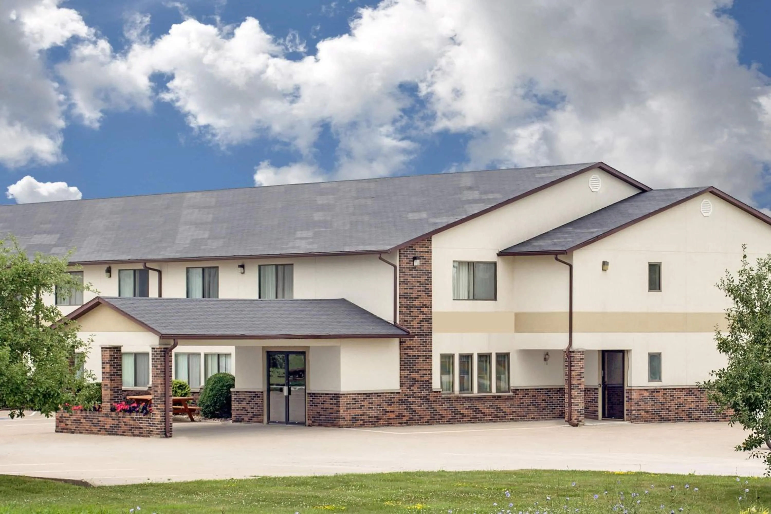 Property building in Travelodge by Wyndham Lamoni