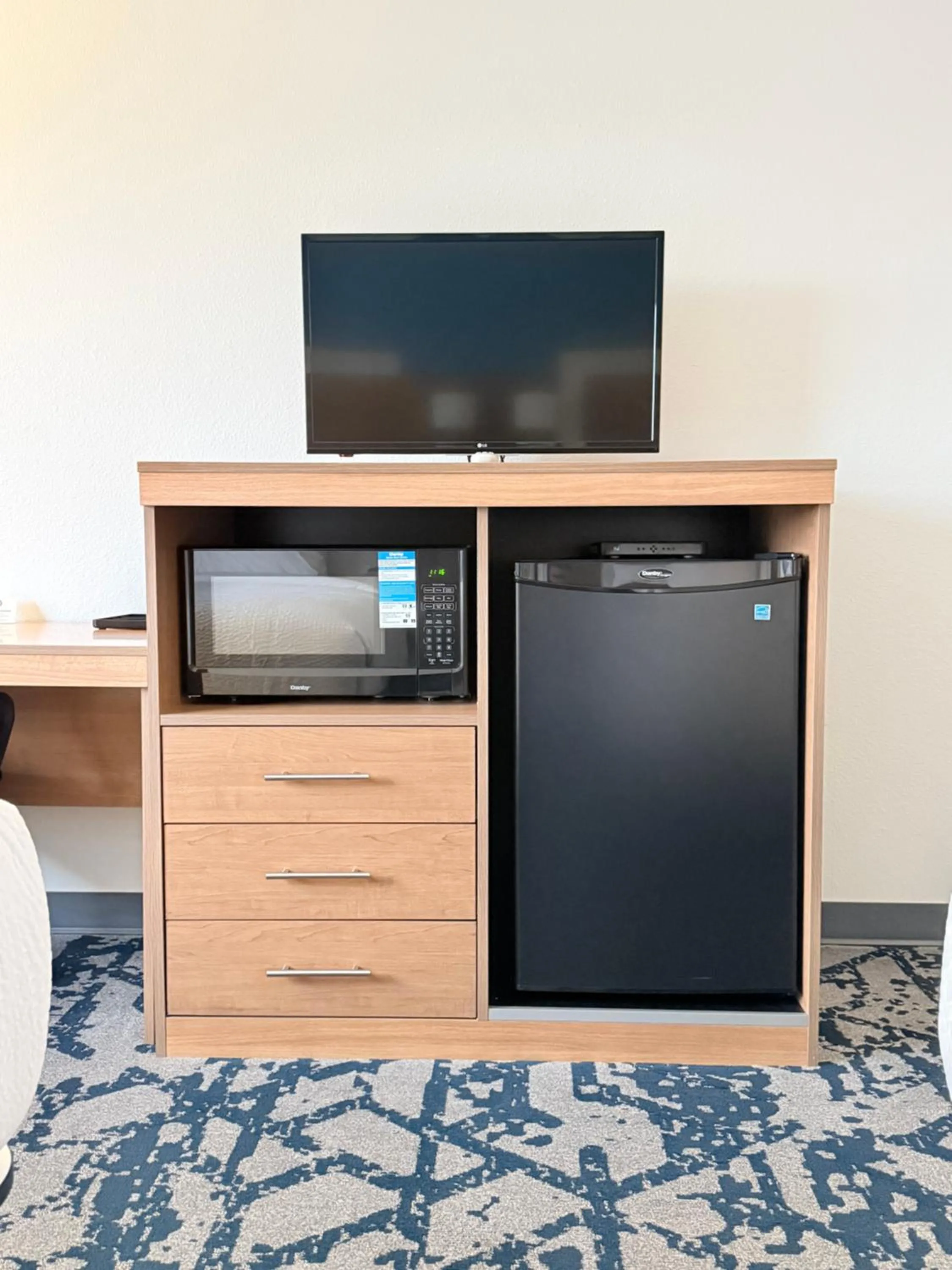 TV and multimedia in Travelodge by Wyndham Lamoni