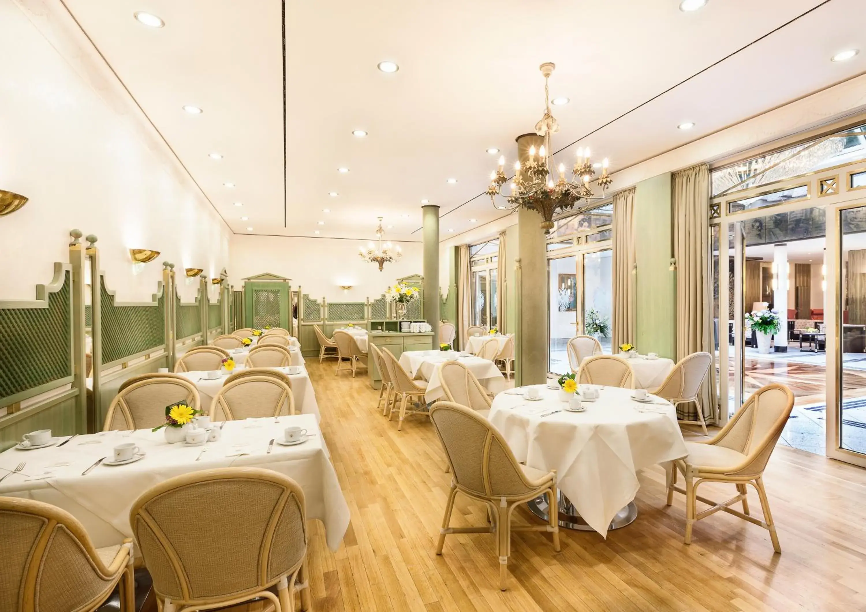 Restaurant/places to eat in Best Western Premier Grand Hotel Russischer Hof Restaurant/places to eat in Best Western Premier Grand Hotel Russischer Hof