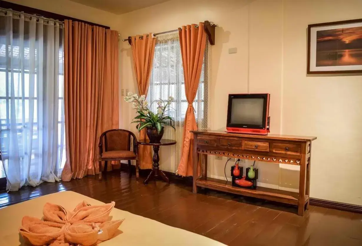 TV and multimedia, Bed in Tribal Hills Mountain Resort TV and multimedia, Bed in Tribal Hills Mountain Resort