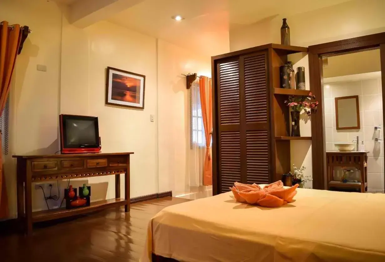 TV and multimedia, Bed in Tribal Hills Mountain Resort TV and multimedia, Bed in Tribal Hills Mountain Resort