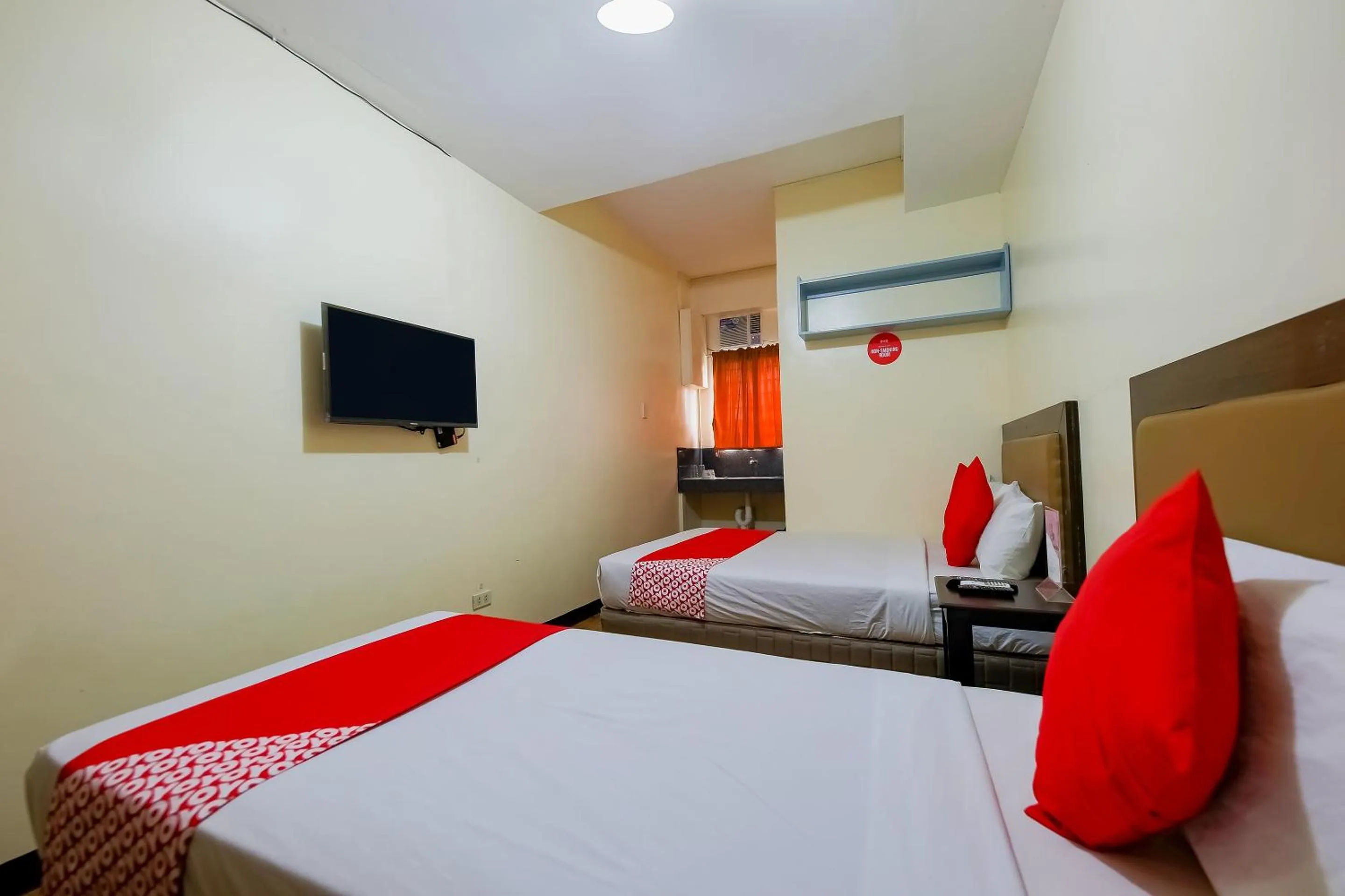 Bedroom, Bed in OYO 431 Apollo 11 Apartelle