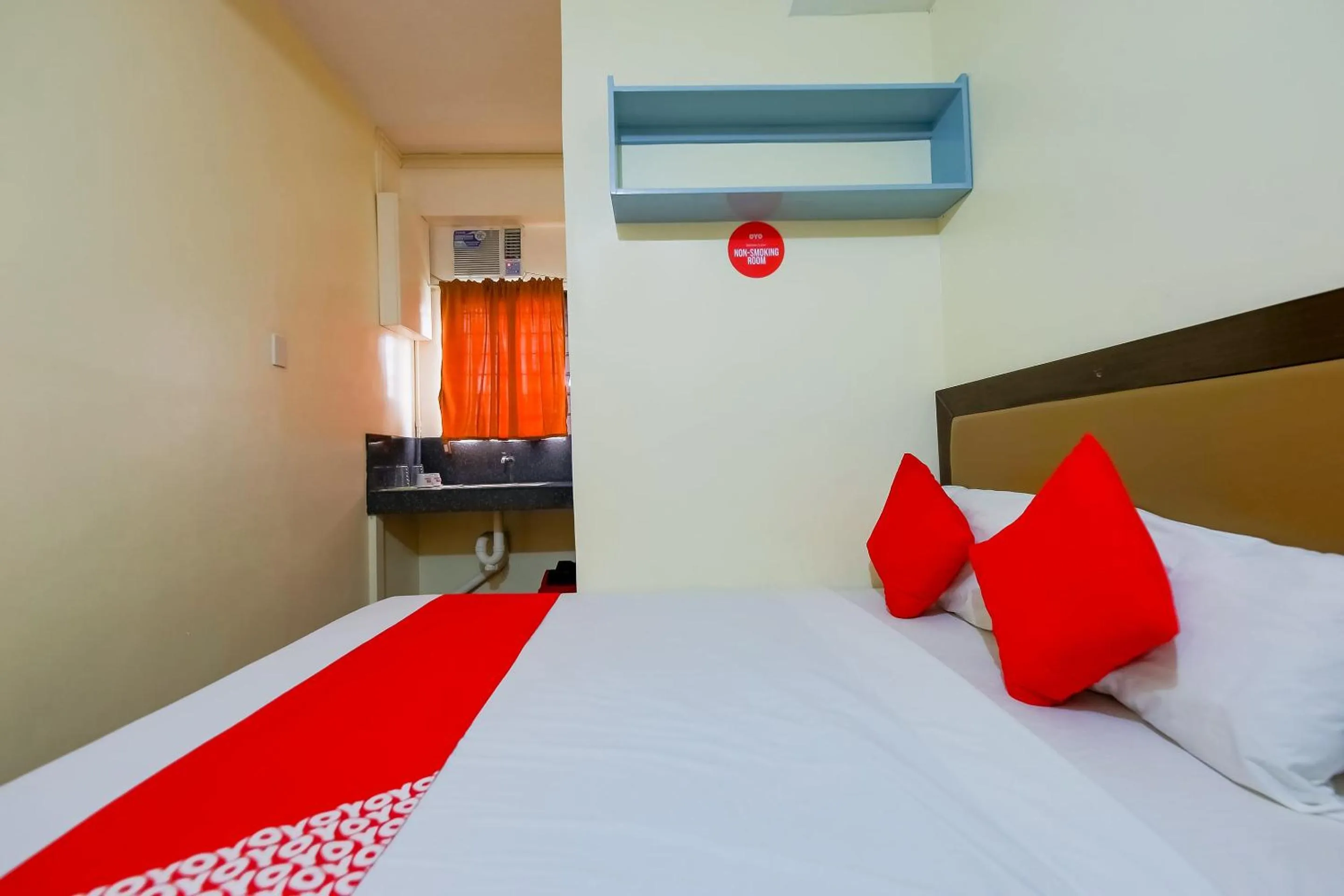 Bedroom, Bed in OYO 431 Apollo 11 Apartelle