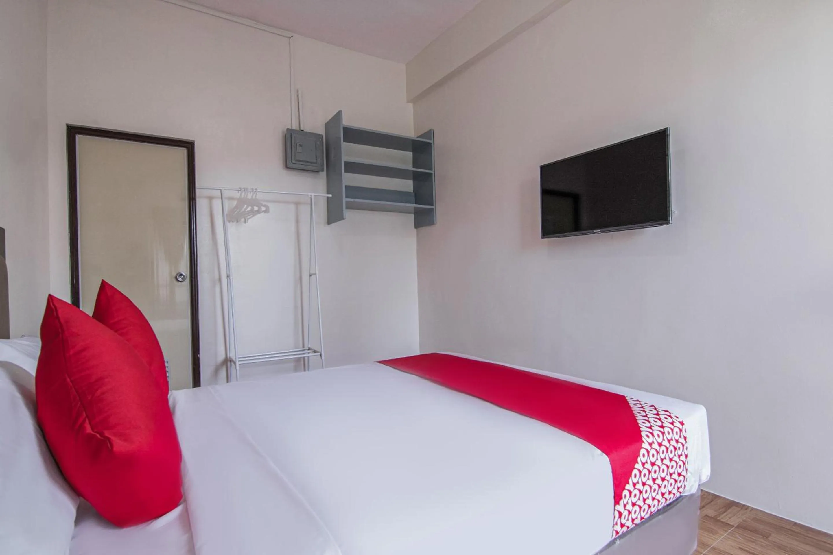 Bedroom, Bed in OYO 431 Apollo 11 Apartelle