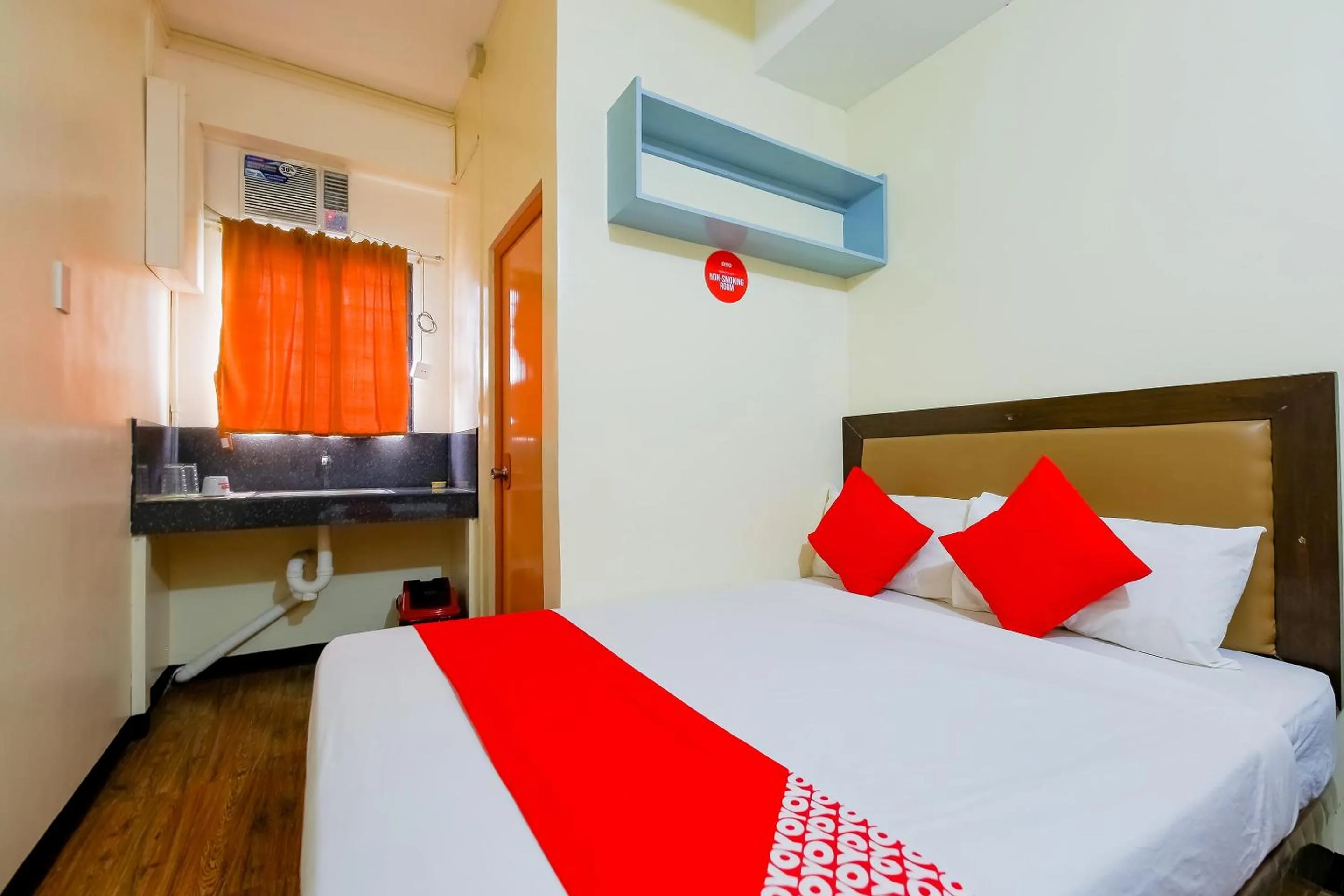 Bedroom, Bed in OYO 431 Apollo 11 Apartelle