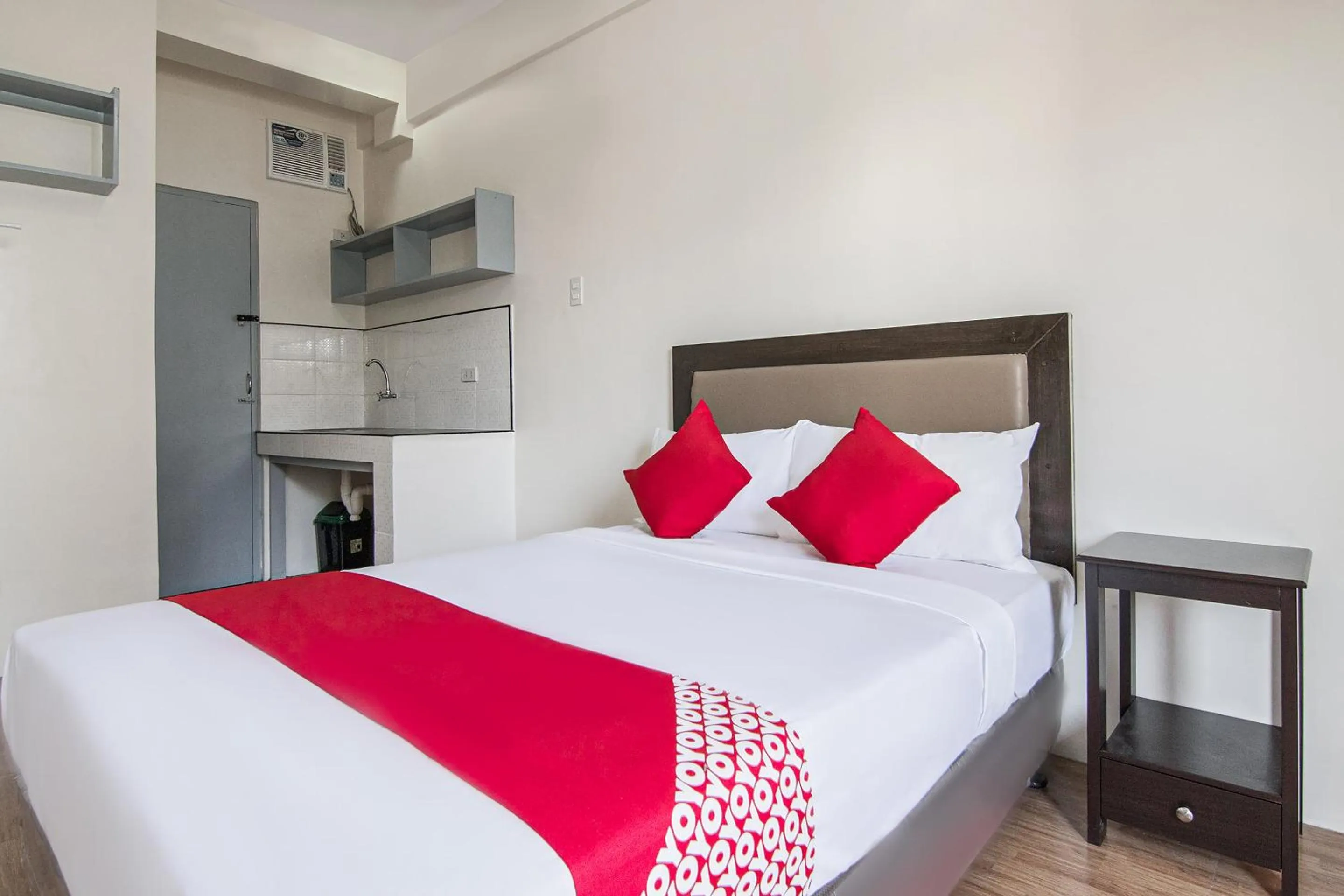 Bedroom, Bed in OYO 431 Apollo 11 Apartelle