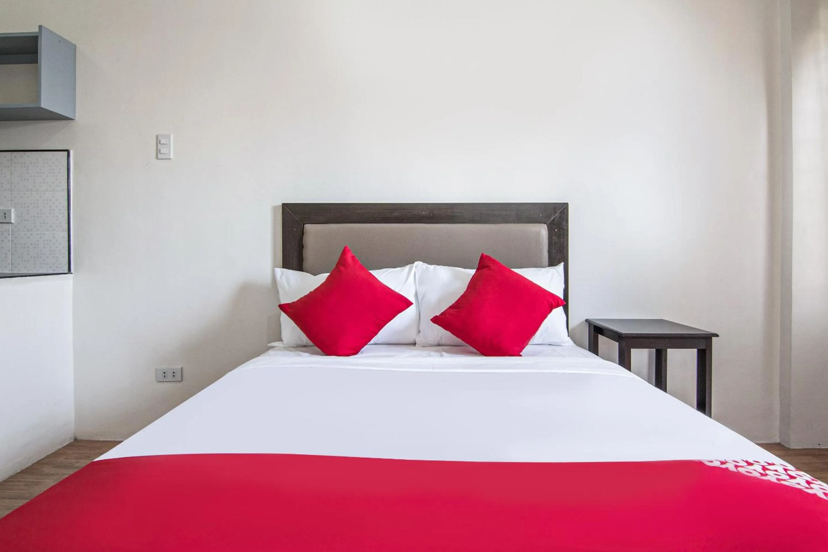 Bedroom, Bed in OYO 431 Apollo 11 Apartelle