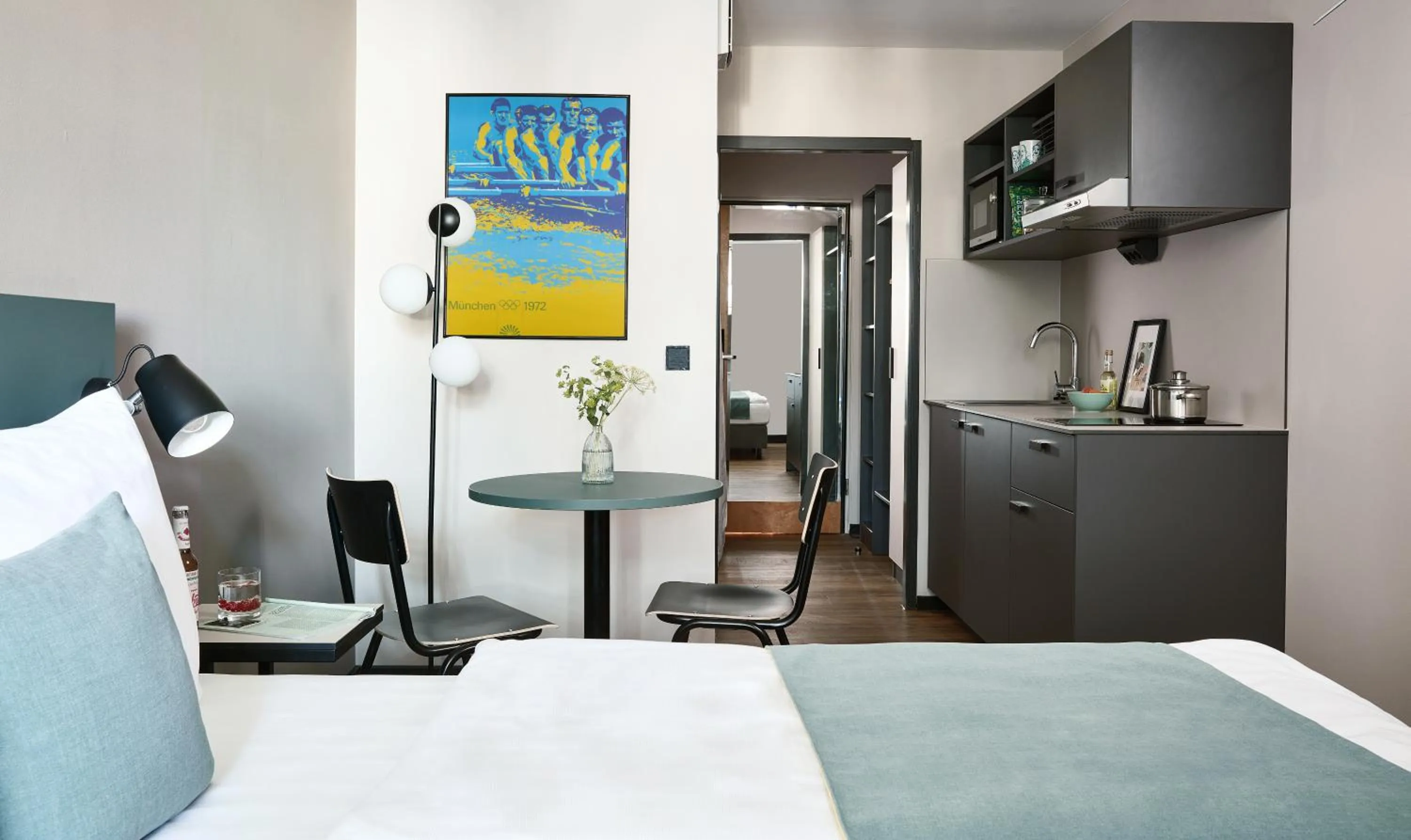 Kitchen or kitchenette, Bed in Living Hotel am Deutschen Museum