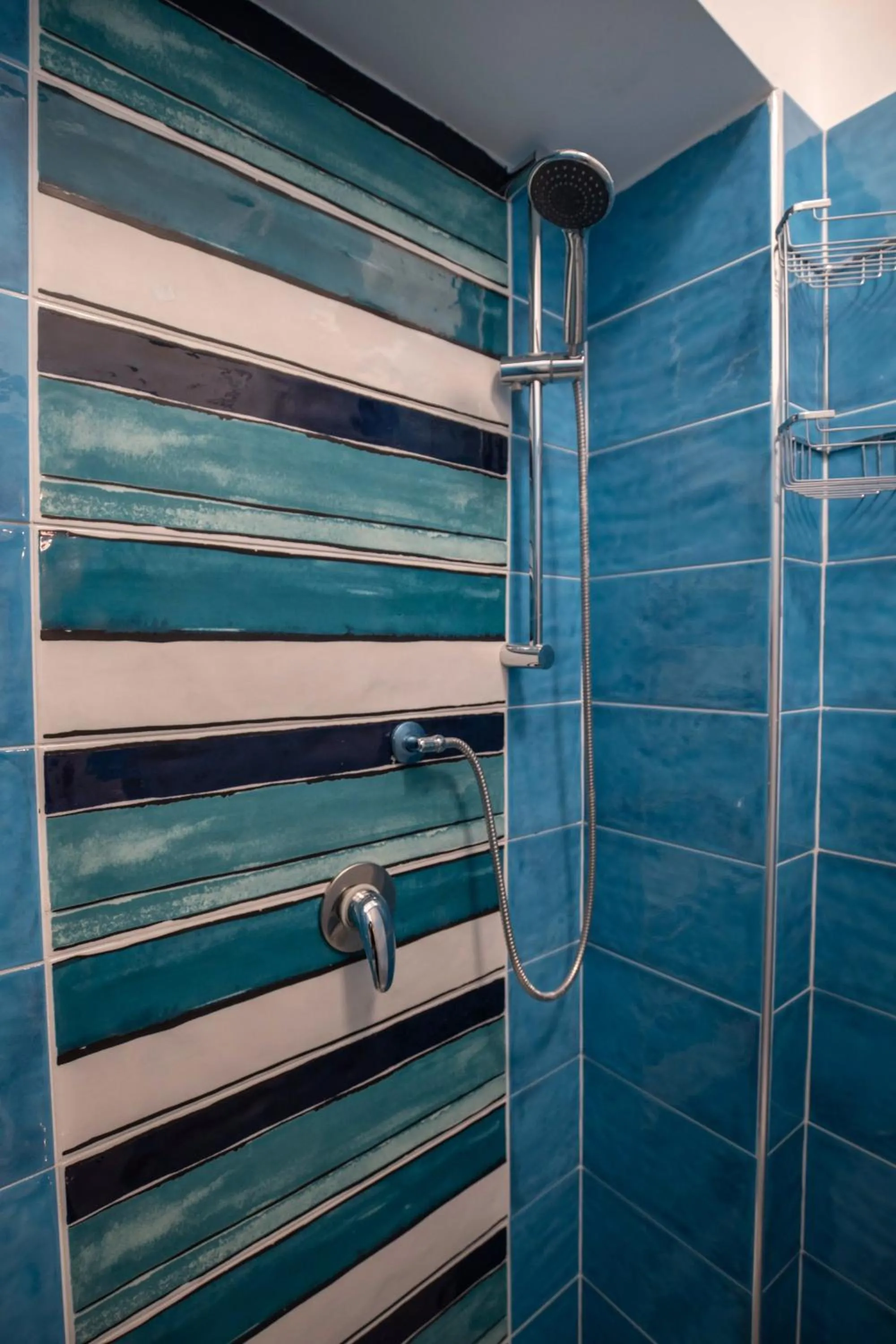 Shower in New In! Syrenuse at Santa Lucia