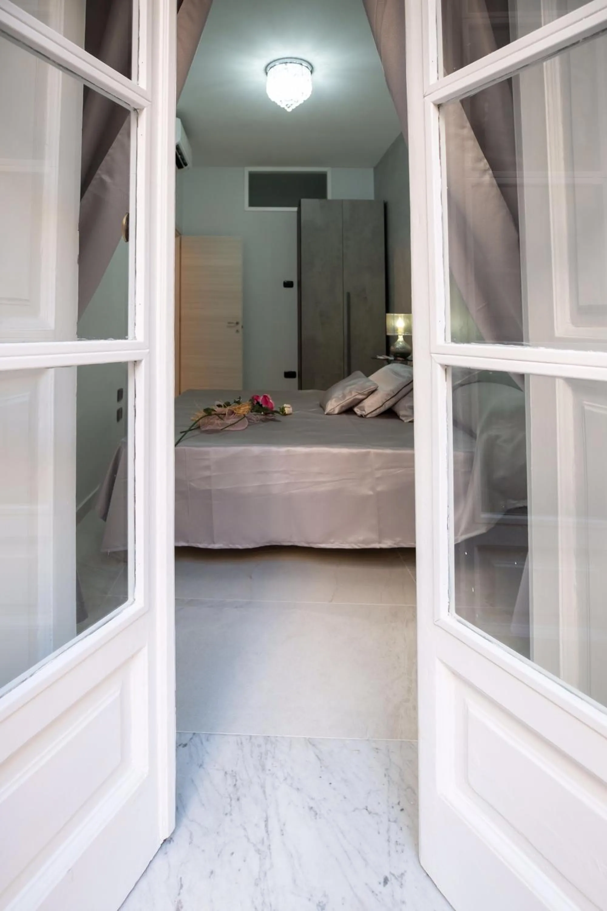 Bed in New In! Syrenuse at Santa Lucia