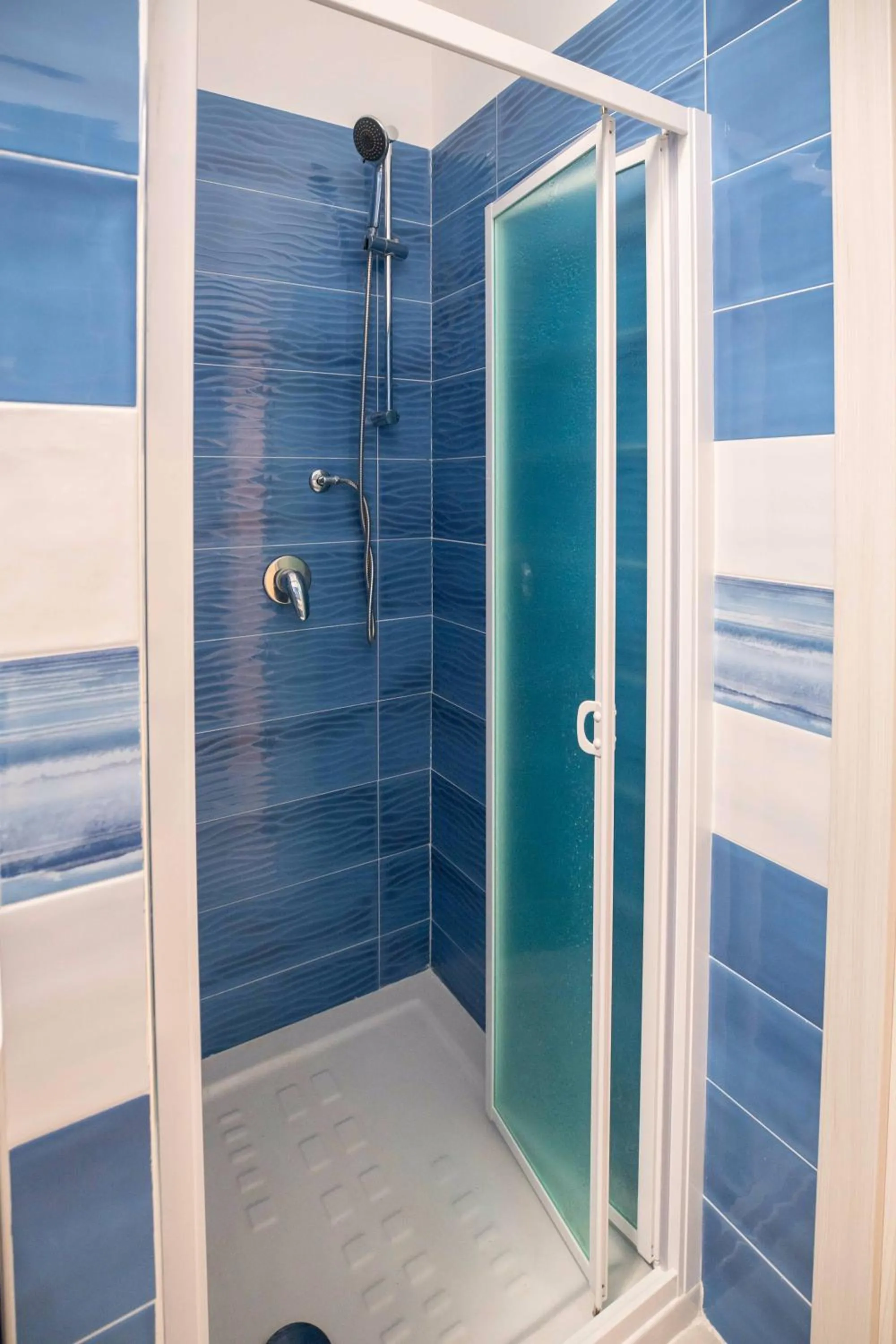 Shower in New In! Syrenuse at Santa Lucia