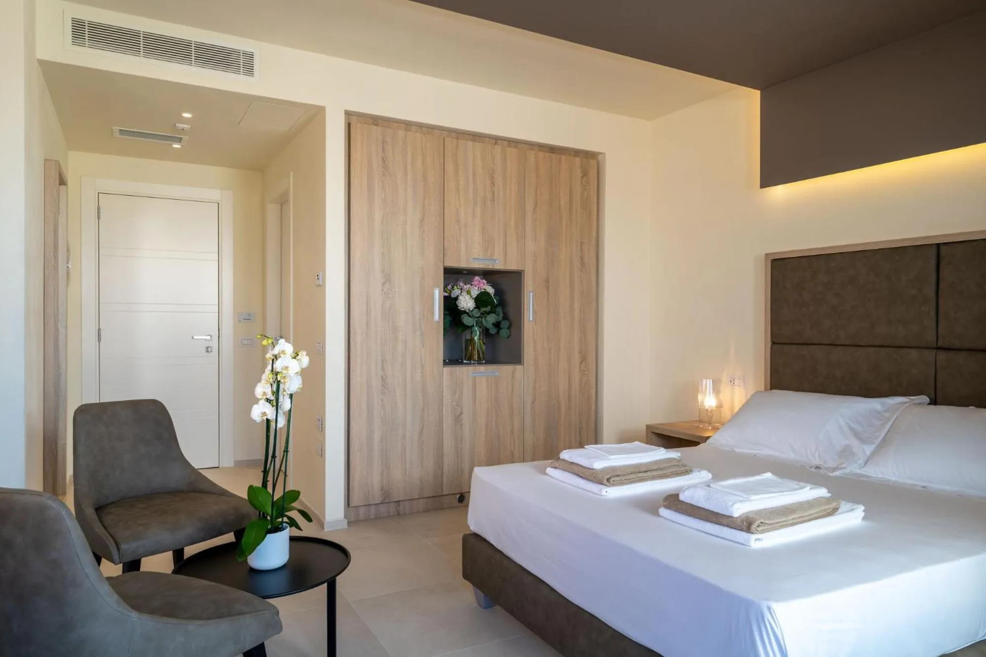 Photo of the whole room, Bed in Palace Lido Hotel & Suites